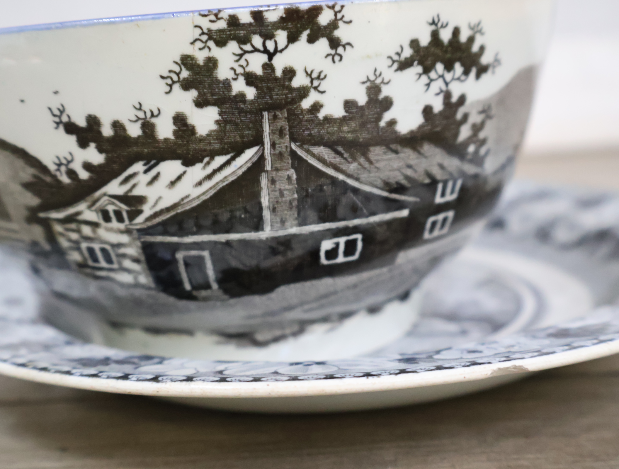 Set schaal en bord met decoratief bloemmotief'' – foto 8 – kavel bij GSD Auctions, Zoeterwoude