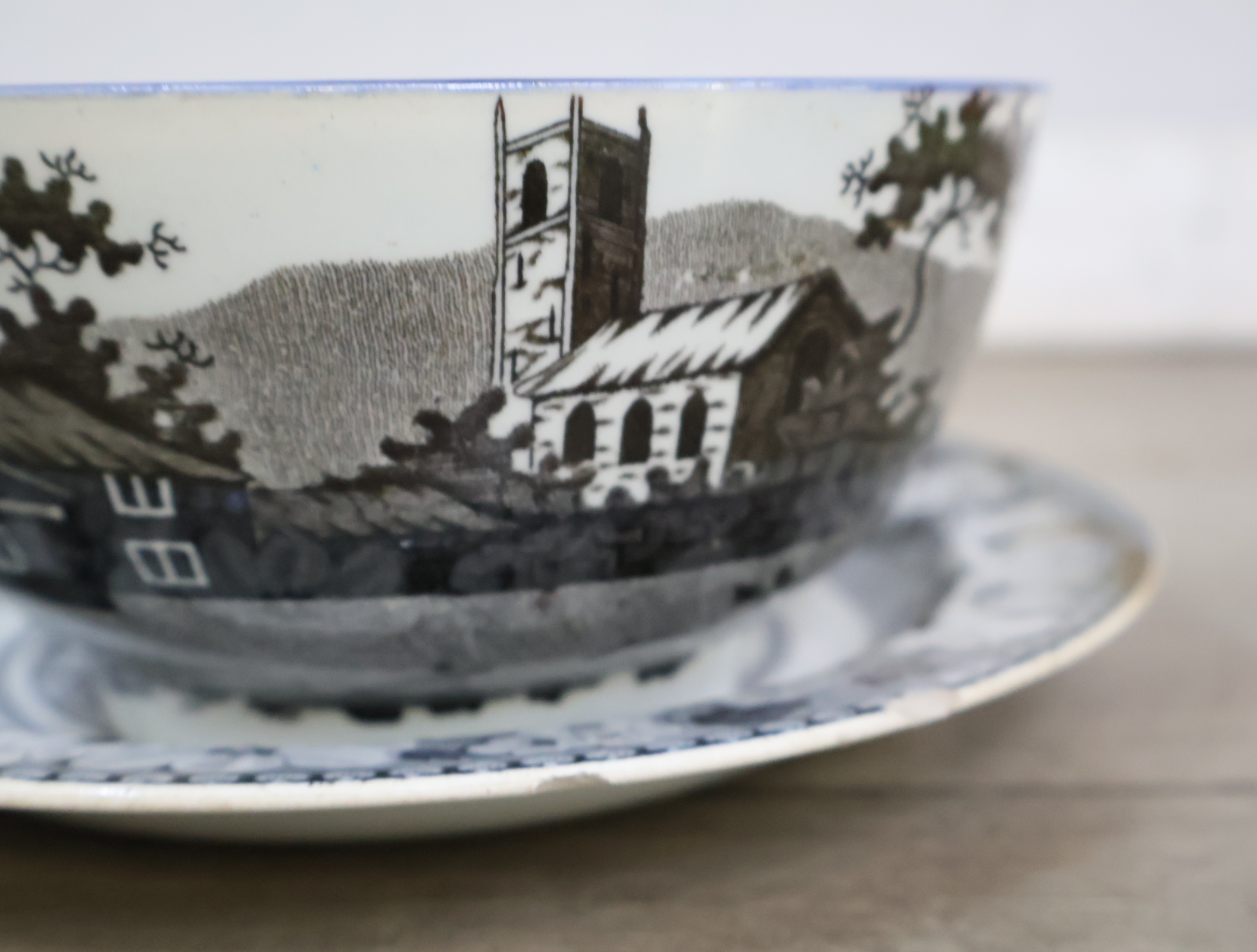 Set schaal en bord met decoratief bloemmotief'' – foto 9 – kavel bij GSD Auctions, Zoeterwoude