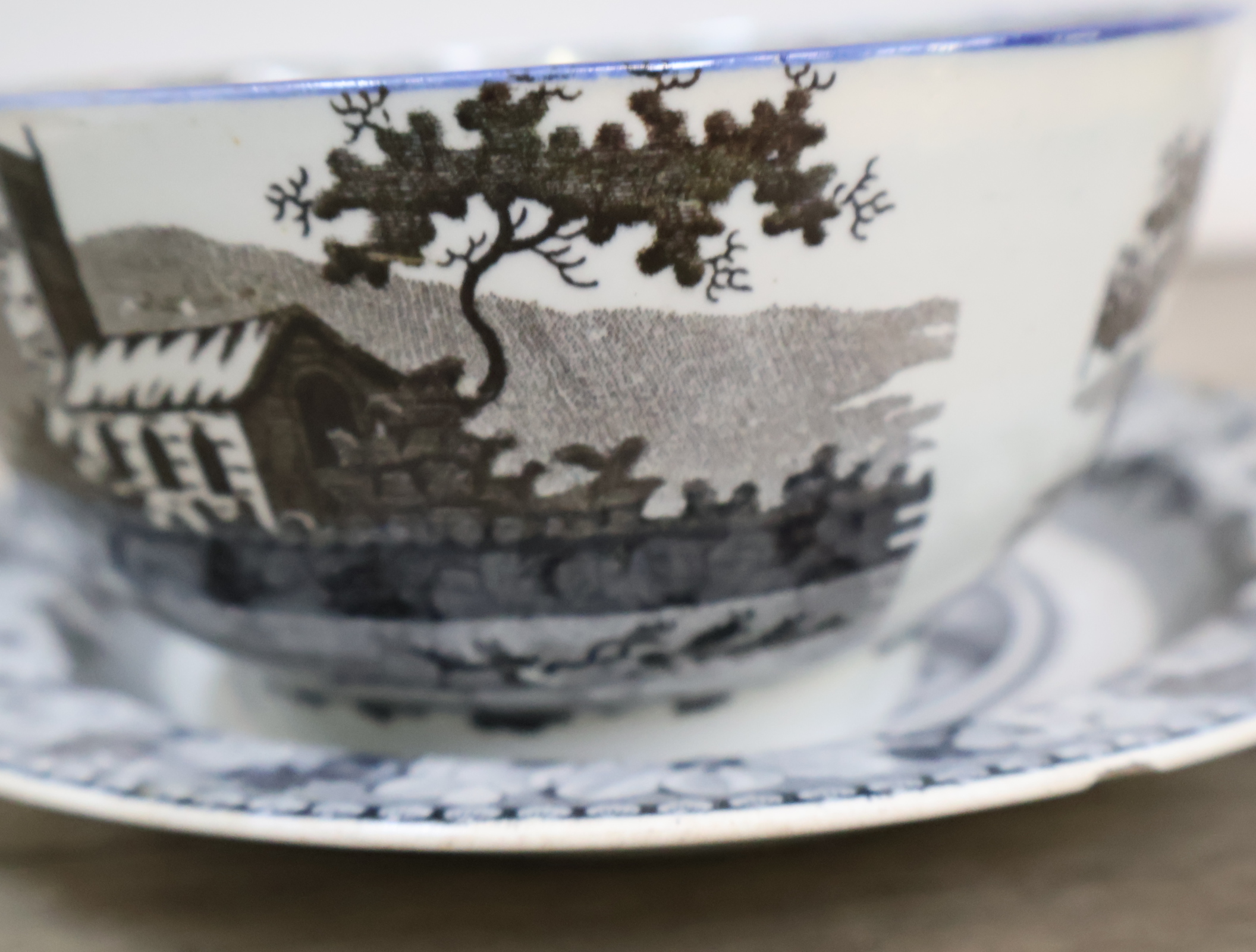 Set schaal en bord met decoratief bloemmotief'' – foto 10 – kavel bij GSD Auctions, Zoeterwoude