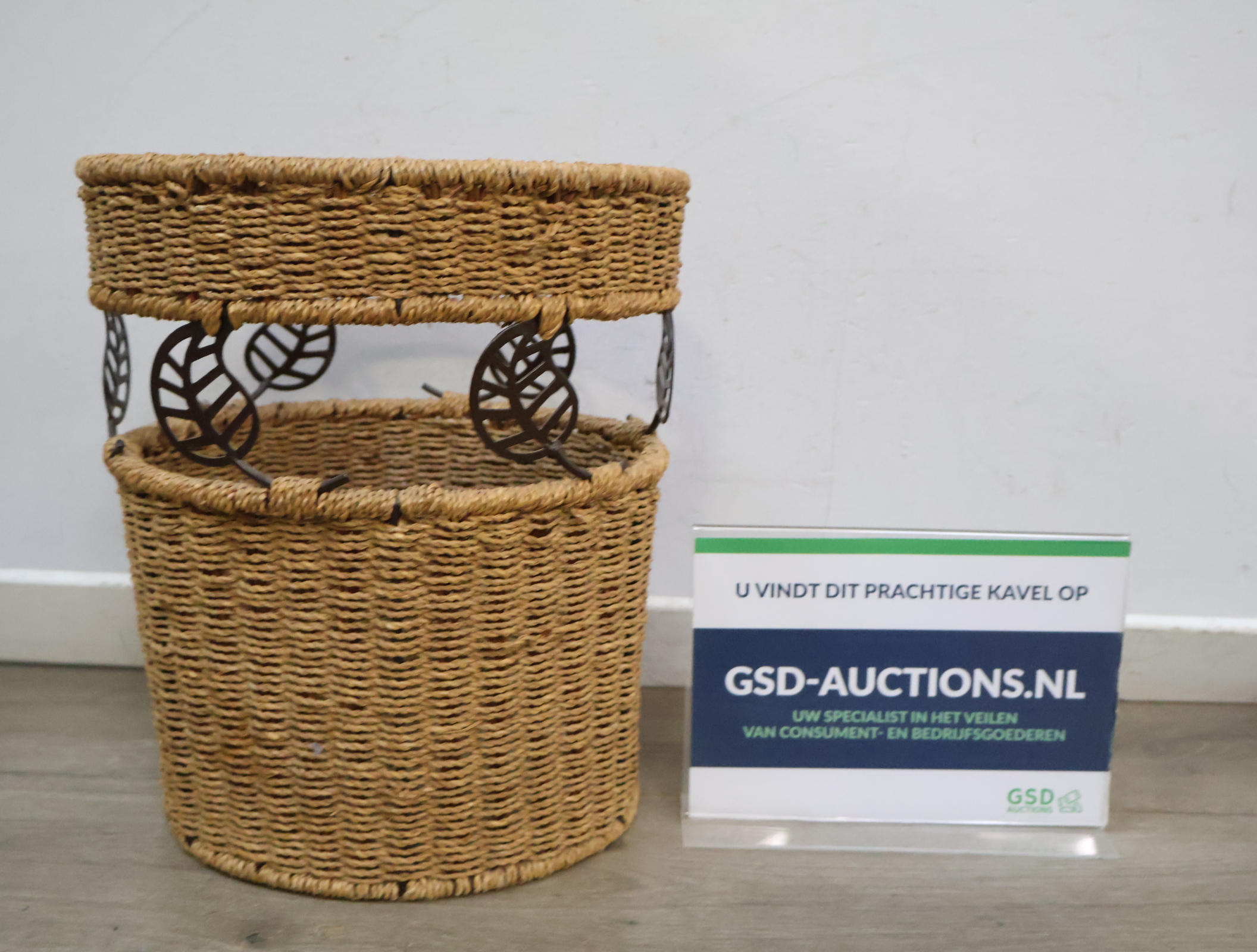 Rieten mand met metalen bladdecoratie'' – kavel bij GSD Auctions, Zoeterwoude