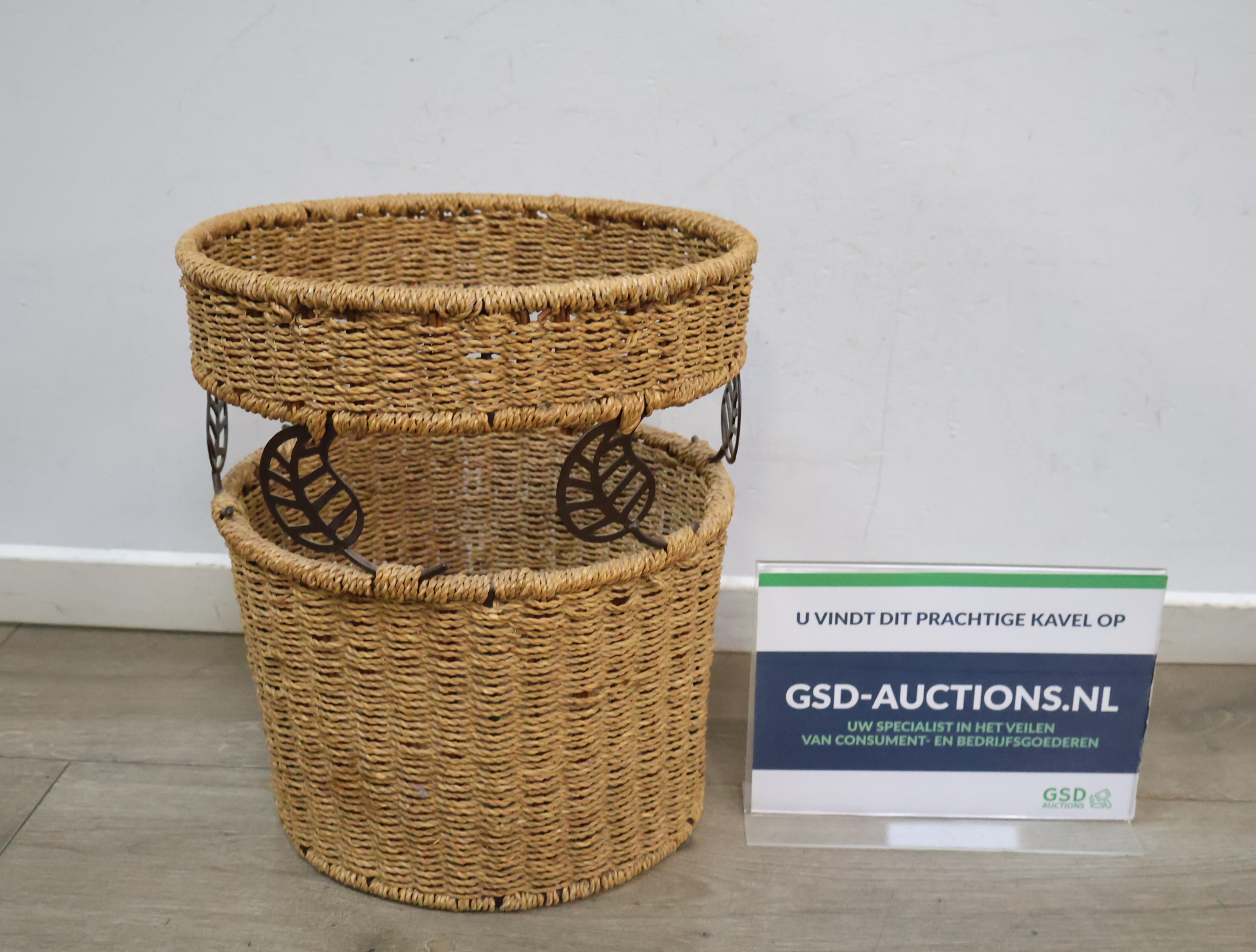 Rieten mand met metalen bladdecoratie'' – foto 2 – kavel bij GSD Auctions, Zoeterwoude