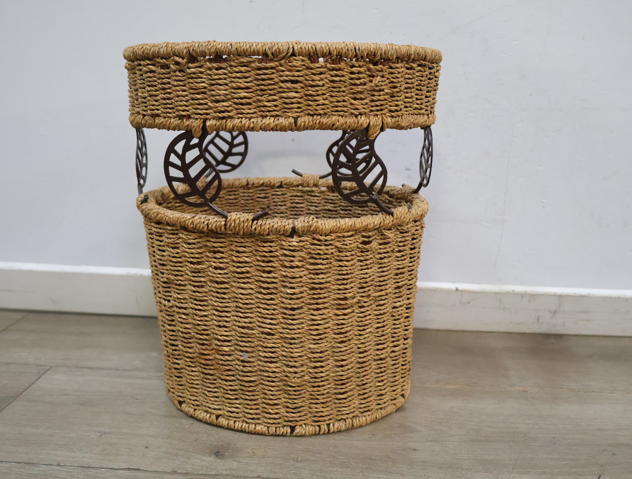 Rieten mand met metalen bladdecoratie'' – foto 3 – kavel bij GSD Auctions, Zoeterwoude