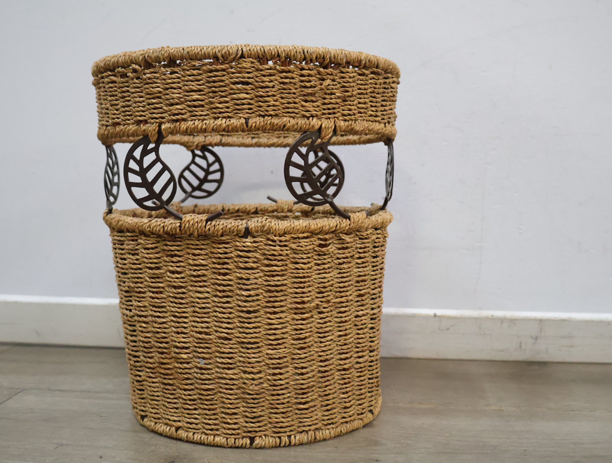 Rieten mand met metalen bladdecoratie'' – foto 4 – kavel bij GSD Auctions, Zoeterwoude