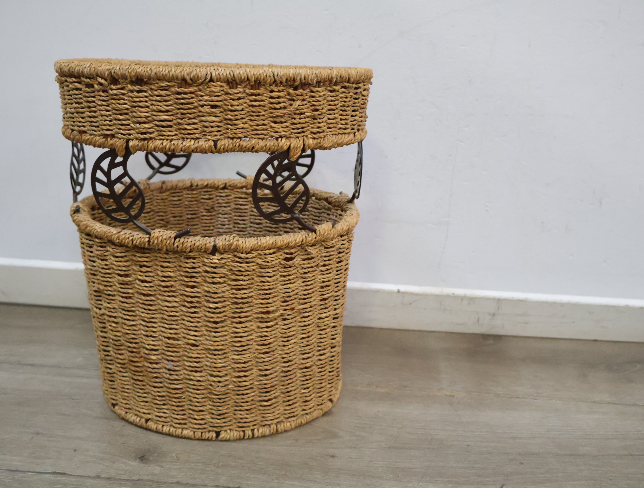 Rieten mand met metalen bladdecoratie'' – foto 5 – kavel bij GSD Auctions, Zoeterwoude