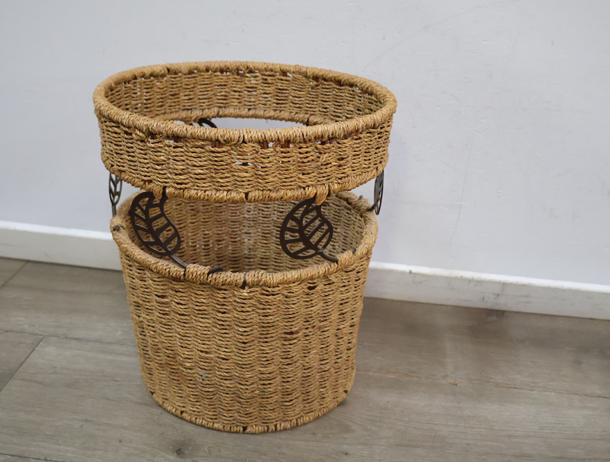 Rieten mand met metalen bladdecoratie'' – foto 6 – kavel bij GSD Auctions, Zoeterwoude