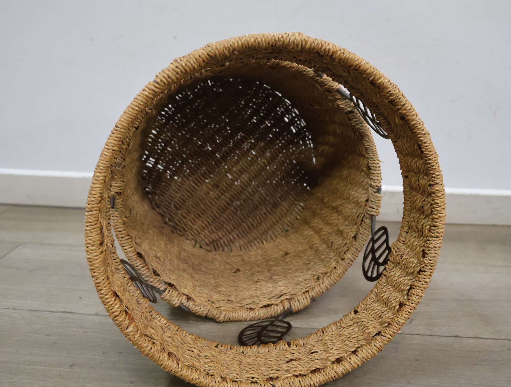 Rieten mand met metalen bladdecoratie'' – foto 8 – kavel bij GSD Auctions, Zoeterwoude