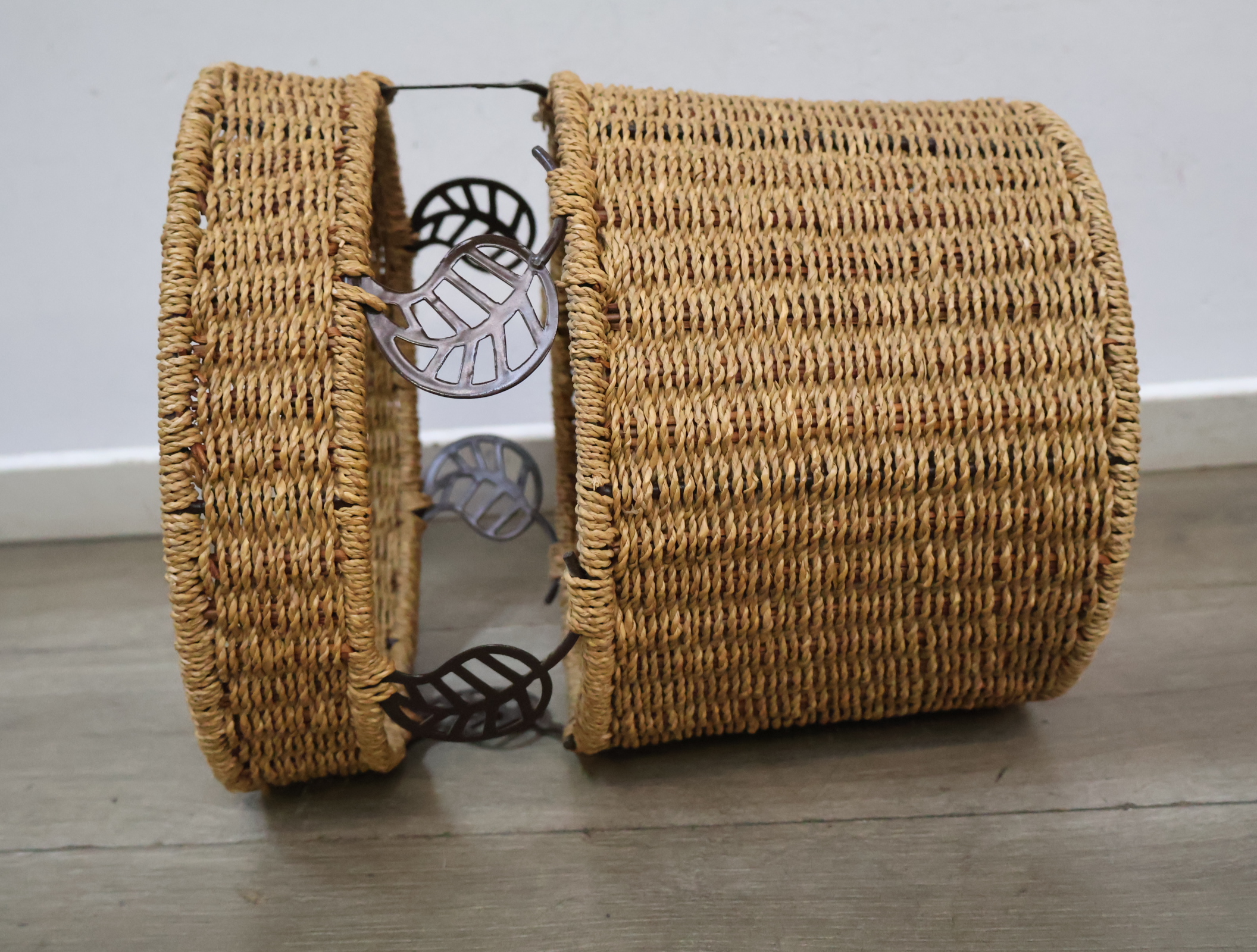 Rieten mand met metalen bladdecoratie'' – foto 10 – kavel bij GSD Auctions, Zoeterwoude