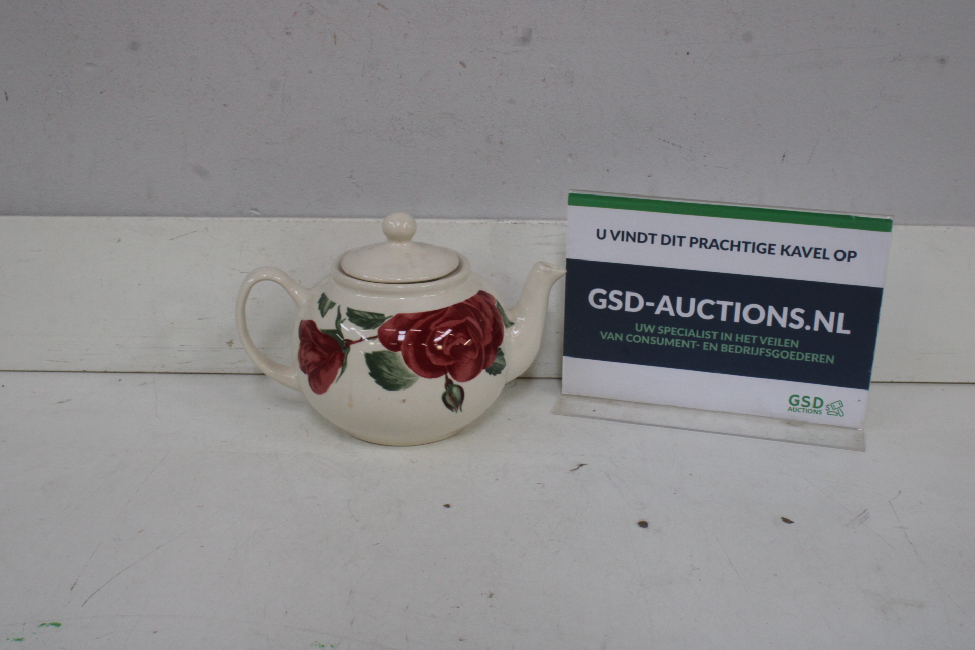 Theepot met rozenmotief'' – kavel bij GSD Auctions, Zoeterwoude