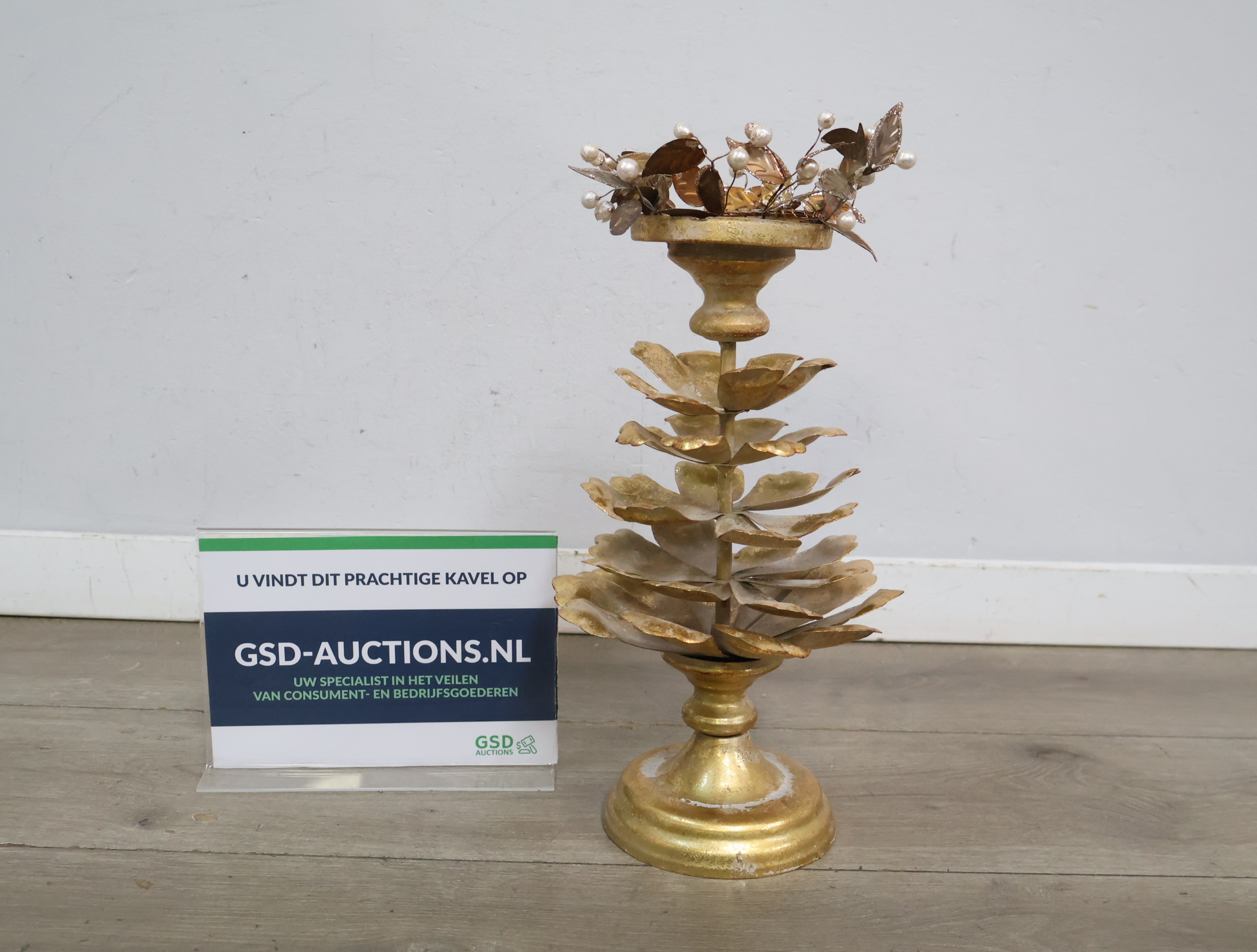 Kandelaar met blad- en pareldecoratie'' – kavel bij GSD Auctions, Zoeterwoude