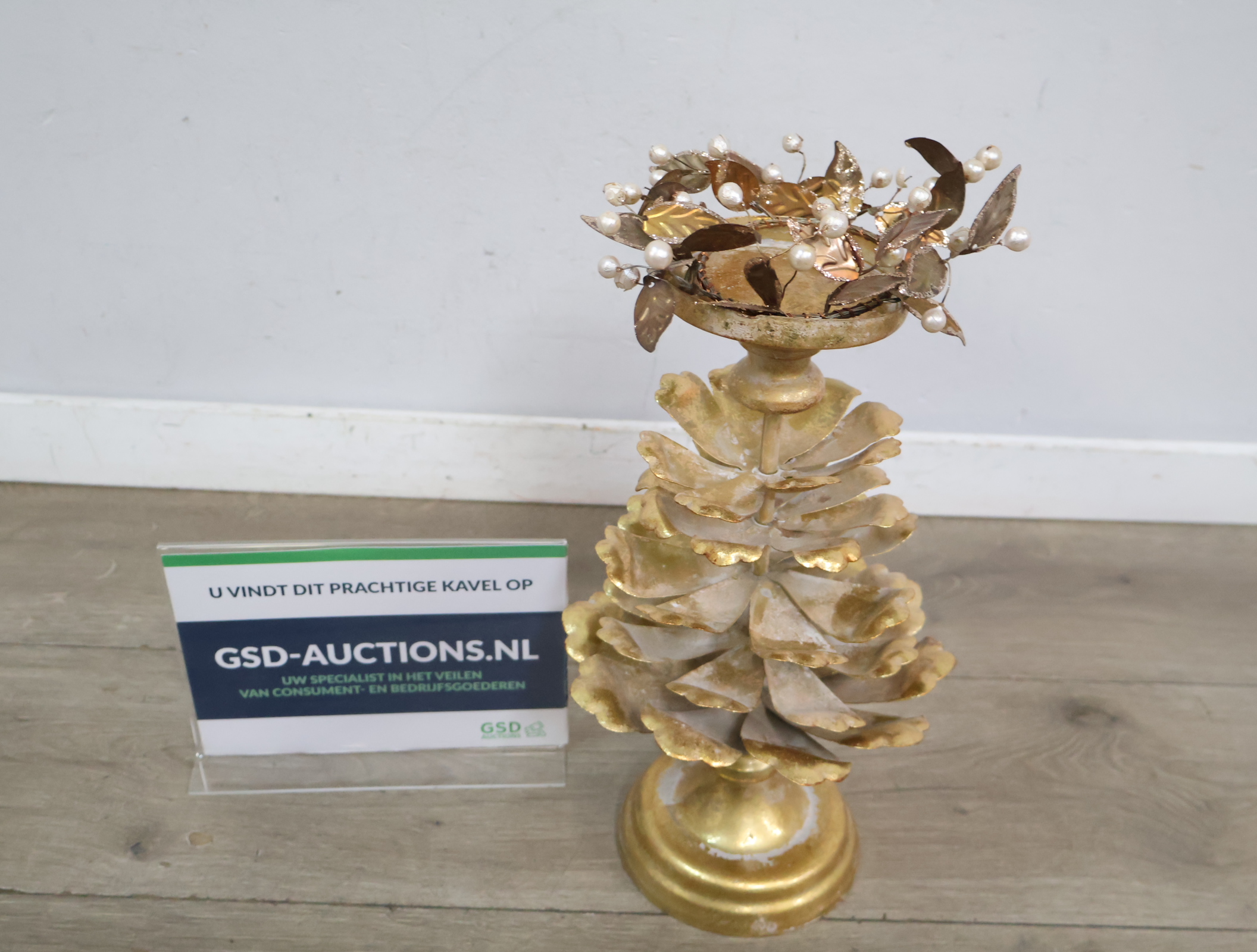 Kandelaar met blad- en pareldecoratie'' – foto 2 – kavel bij GSD Auctions, Zoeterwoude
