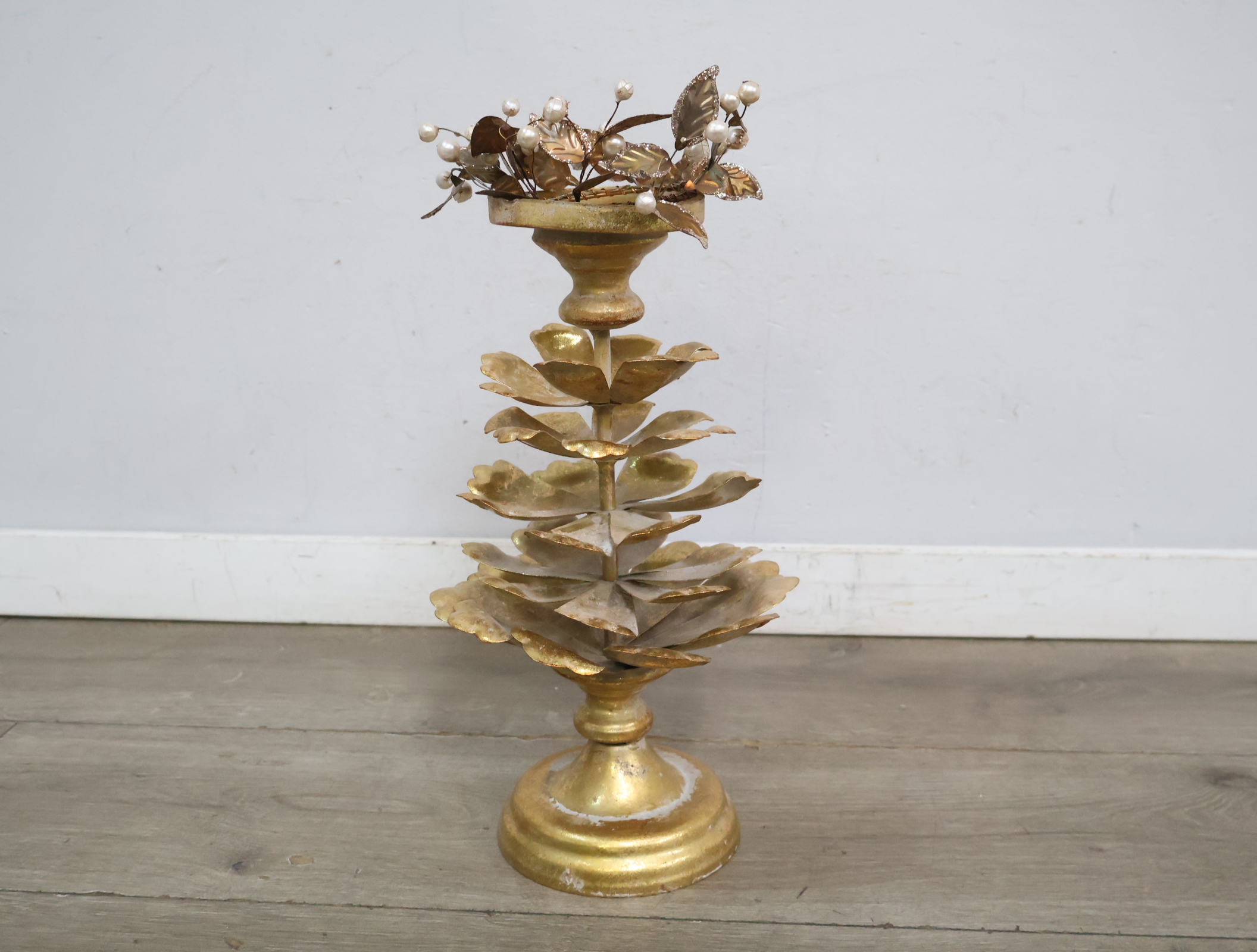 Kandelaar met blad- en pareldecoratie'' – foto 3 – kavel bij GSD Auctions, Zoeterwoude