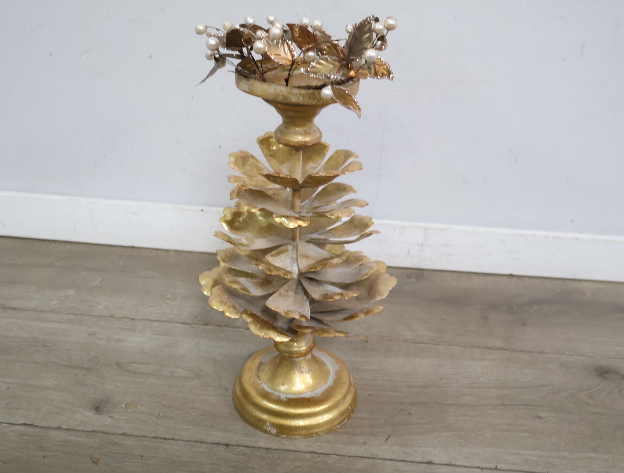 Kandelaar met blad- en pareldecoratie'' – foto 4 – kavel bij GSD Auctions, Zoeterwoude