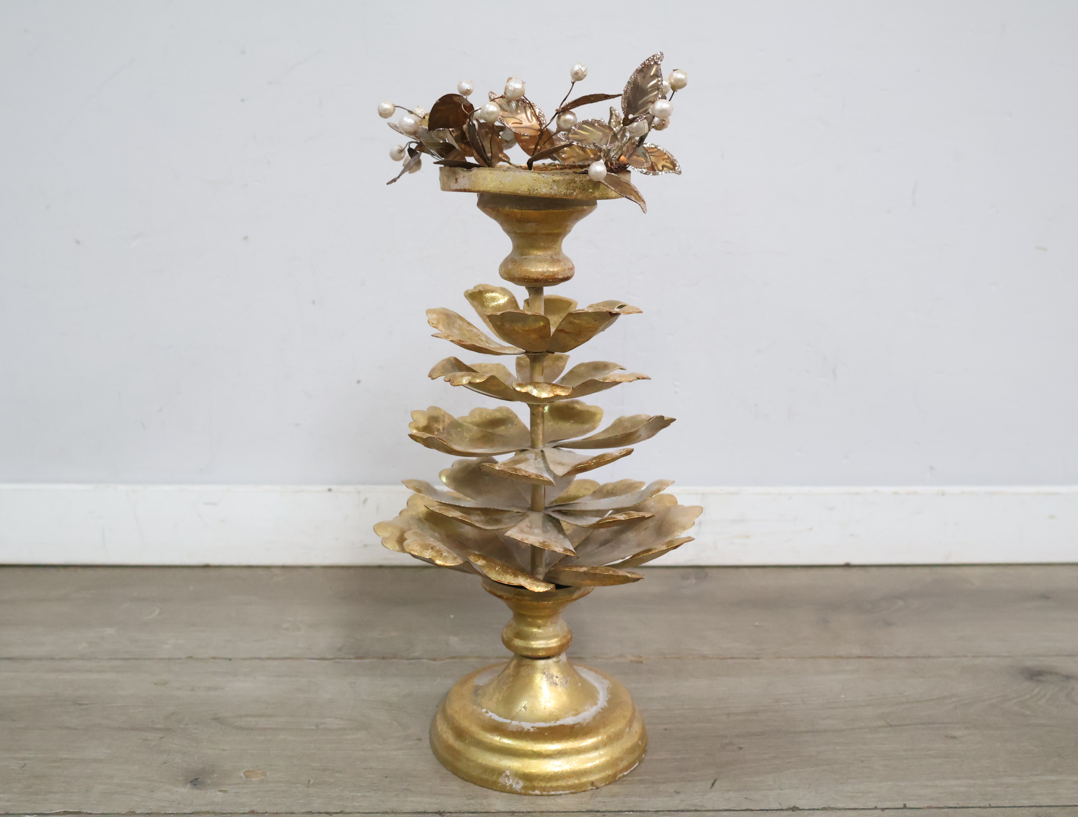 Kandelaar met blad- en pareldecoratie'' – foto 5 – kavel bij GSD Auctions, Zoeterwoude