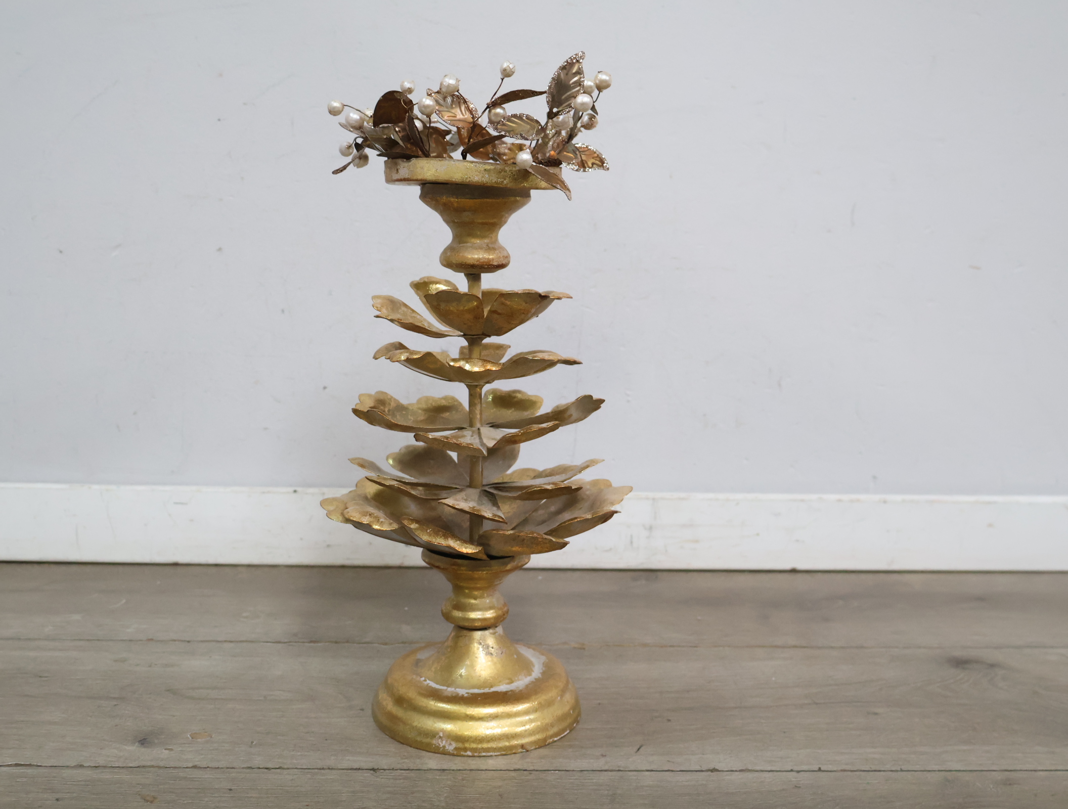Kandelaar met blad- en pareldecoratie'' – foto 6 – kavel bij GSD Auctions, Zoeterwoude