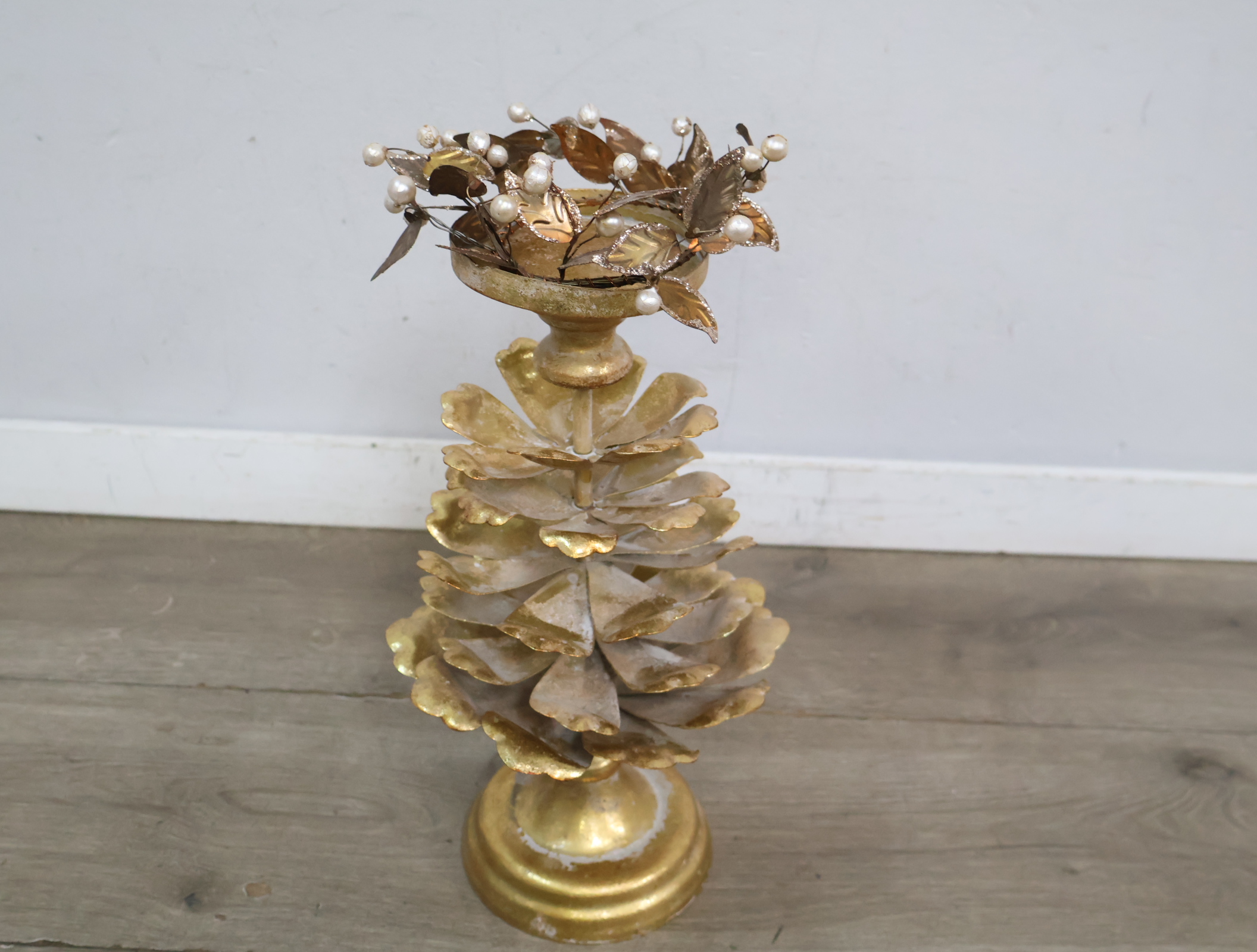 Kandelaar met blad- en pareldecoratie'' – foto 7 – kavel bij GSD Auctions, Zoeterwoude