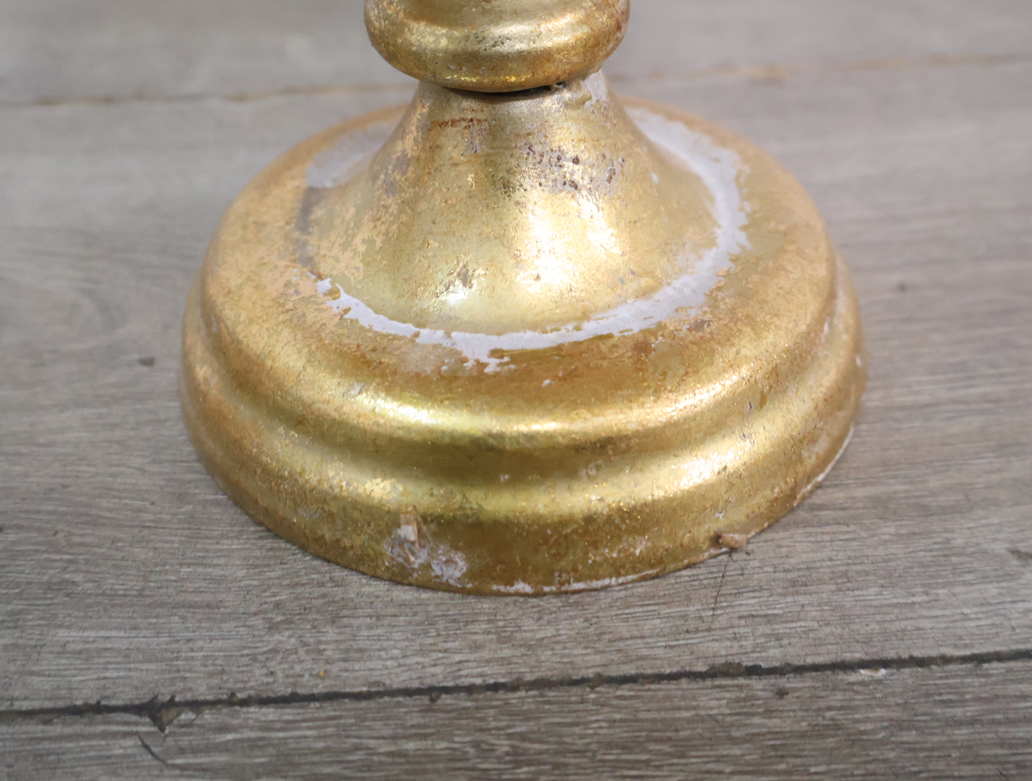 Kandelaar met blad- en pareldecoratie'' – foto 8 – kavel bij GSD Auctions, Zoeterwoude