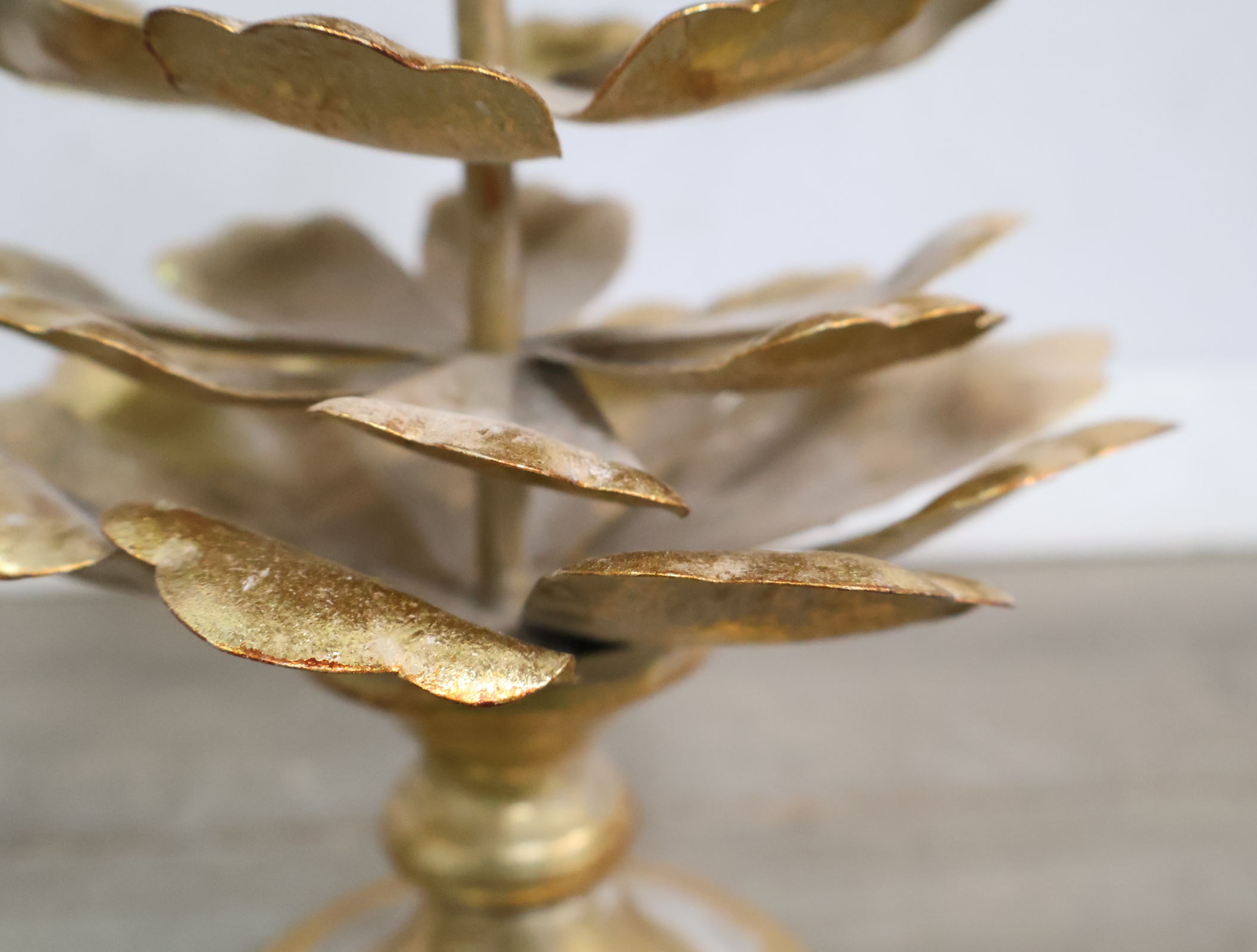 Kandelaar met blad- en pareldecoratie'' – foto 9 – kavel bij GSD Auctions, Zoeterwoude