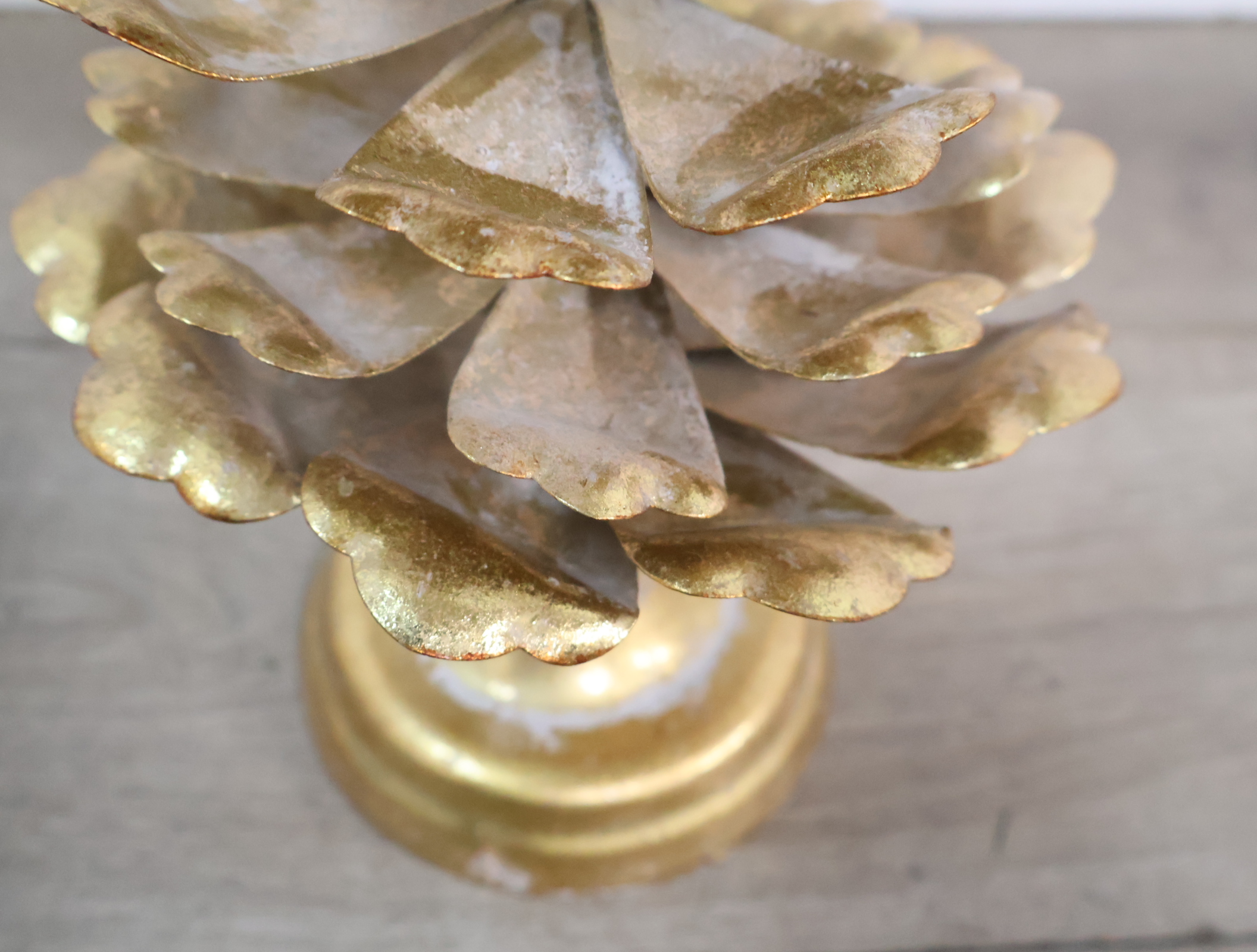 Kandelaar met blad- en pareldecoratie'' – foto 10 – kavel bij GSD Auctions, Zoeterwoude