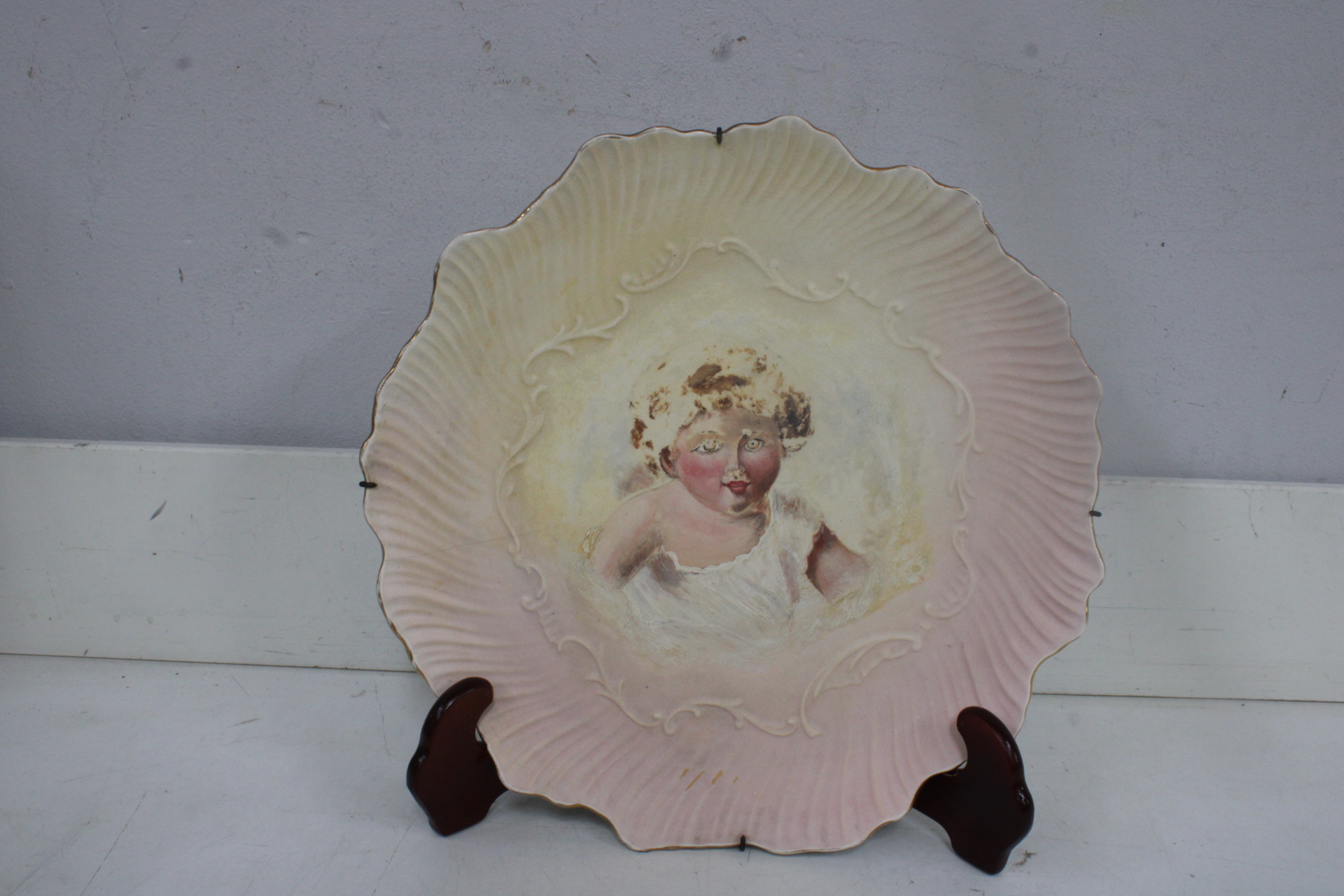 Decoratieve schaal met kinderportret'' – foto 2 – kavel bij GSD Auctions, Zoeterwoude