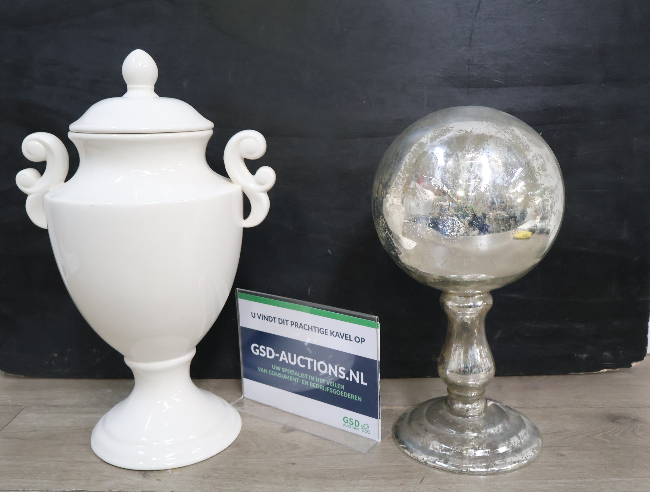 Witte keramieken vaas en zilverkleurige bol op voetstuk – kavel bij GSD Auctions, Zoeterwoude