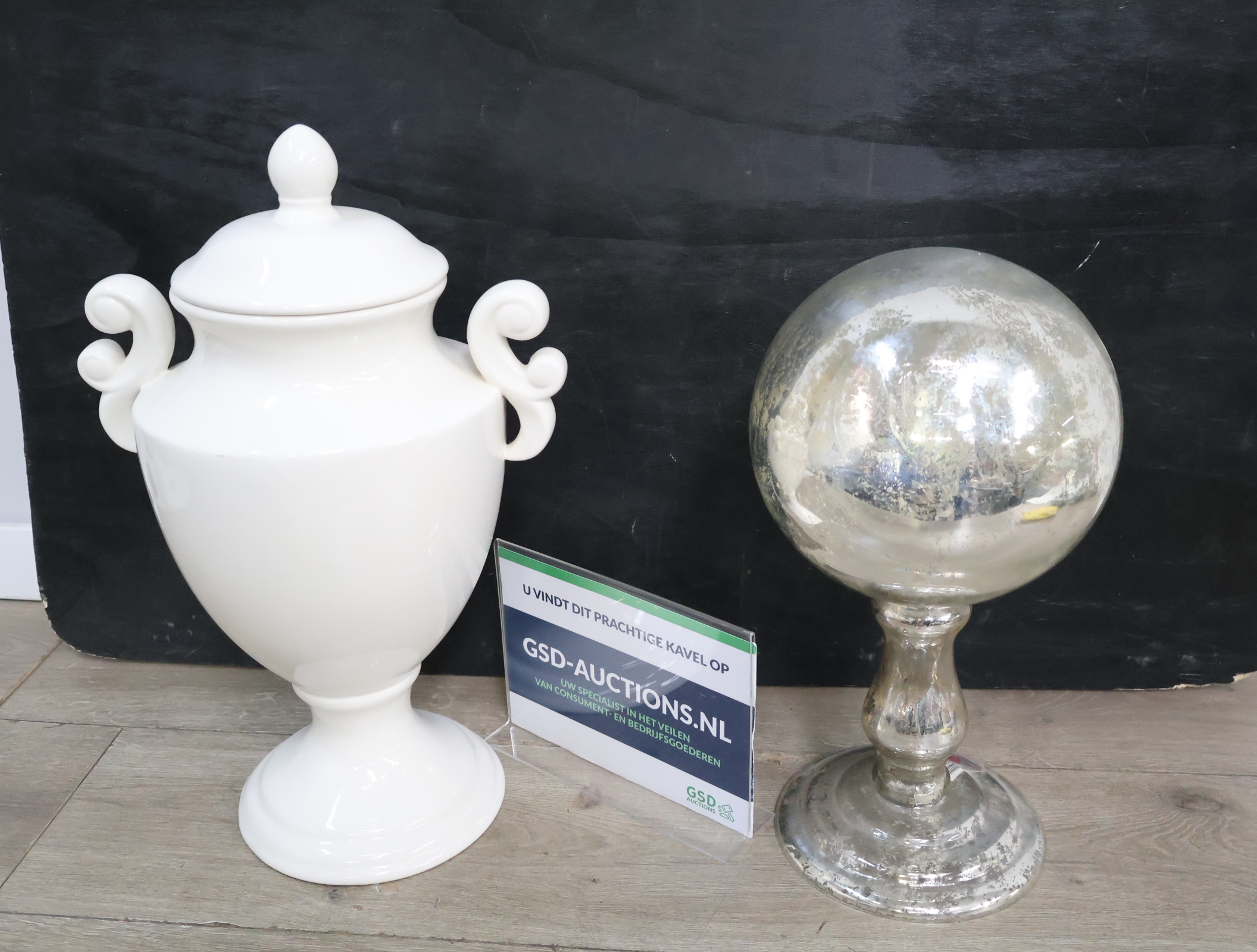 Witte keramieken vaas en zilverkleurige bol op voetstuk – foto 2 – kavel bij GSD Auctions, Zoeterwoude