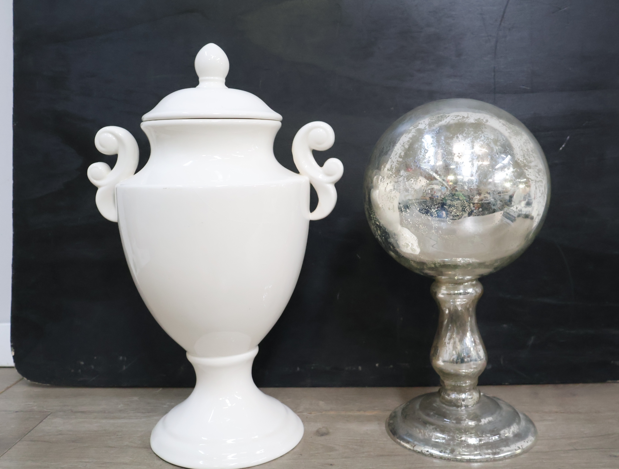 Witte keramieken vaas en zilverkleurige bol op voetstuk – foto 3 – kavel bij GSD Auctions, Zoeterwoude