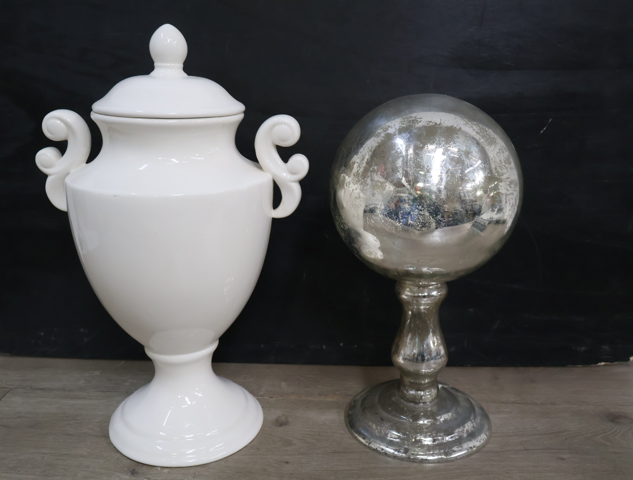 Witte keramieken vaas en zilverkleurige bol op voetstuk – foto 4 – kavel bij GSD Auctions, Zoeterwoude