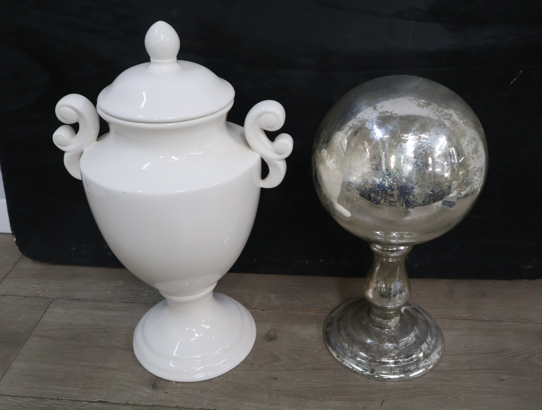 Witte keramieken vaas en zilverkleurige bol op voetstuk – foto 5 – kavel bij GSD Auctions, Zoeterwoude