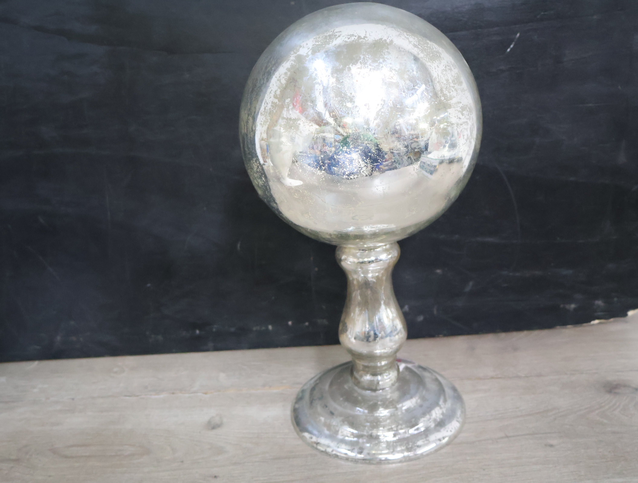 Witte keramieken vaas en zilverkleurige bol op voetstuk – foto 6 – kavel bij GSD Auctions, Zoeterwoude