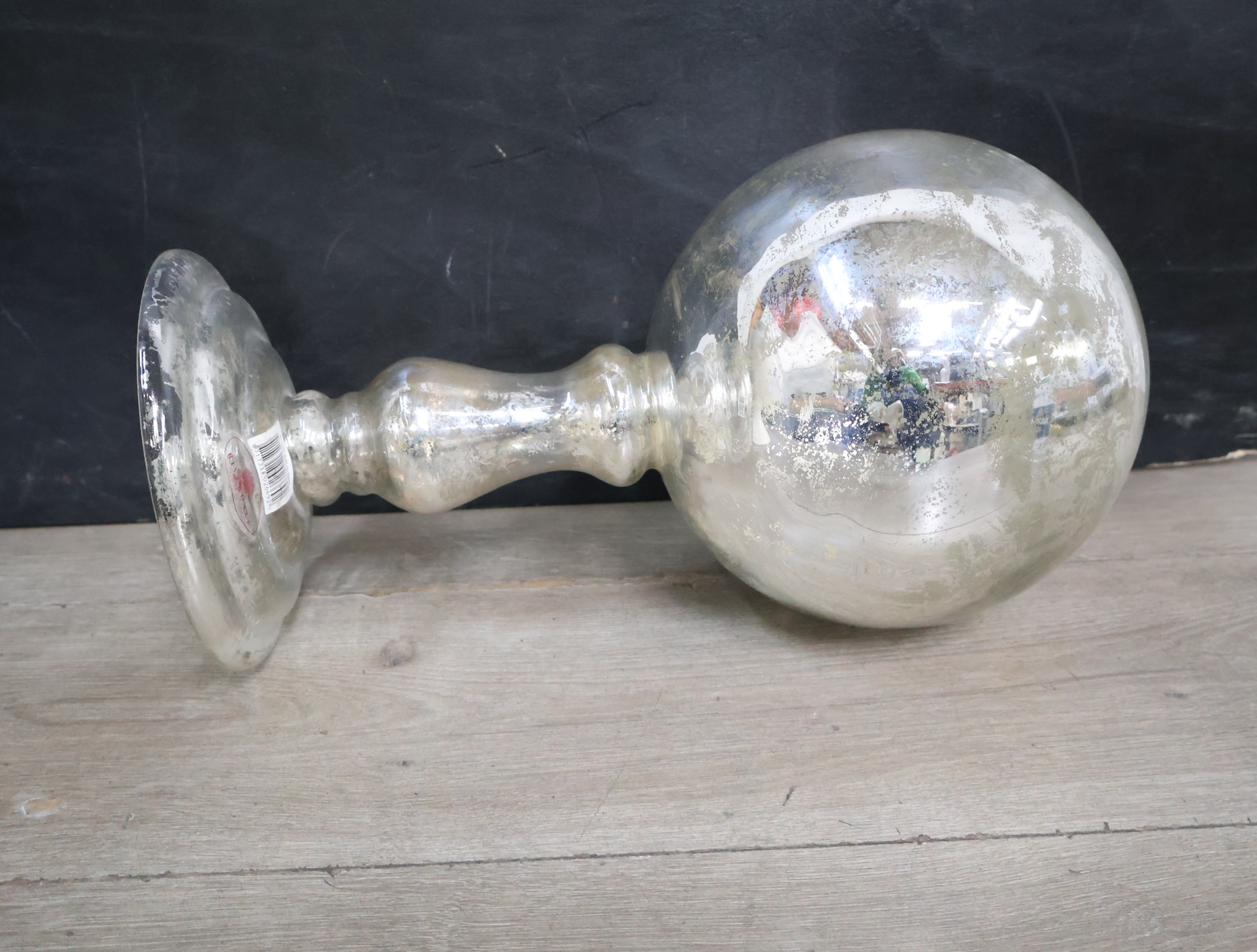 Witte keramieken vaas en zilverkleurige bol op voetstuk – foto 8 – kavel bij GSD Auctions, Zoeterwoude