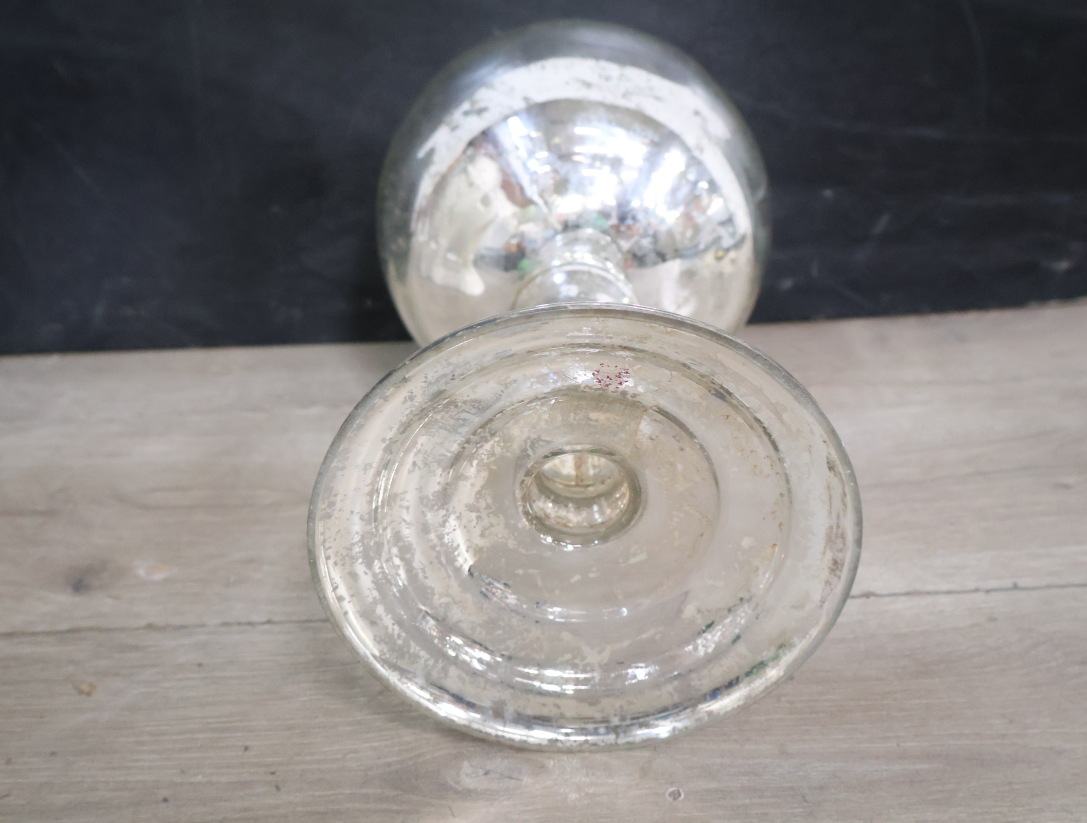 Witte keramieken vaas en zilverkleurige bol op voetstuk – foto 9 – kavel bij GSD Auctions, Zoeterwoude