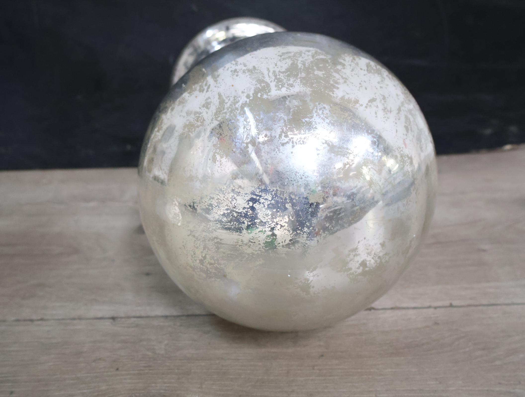 Witte keramieken vaas en zilverkleurige bol op voetstuk – foto 10 – kavel bij GSD Auctions, Zoeterwoude
