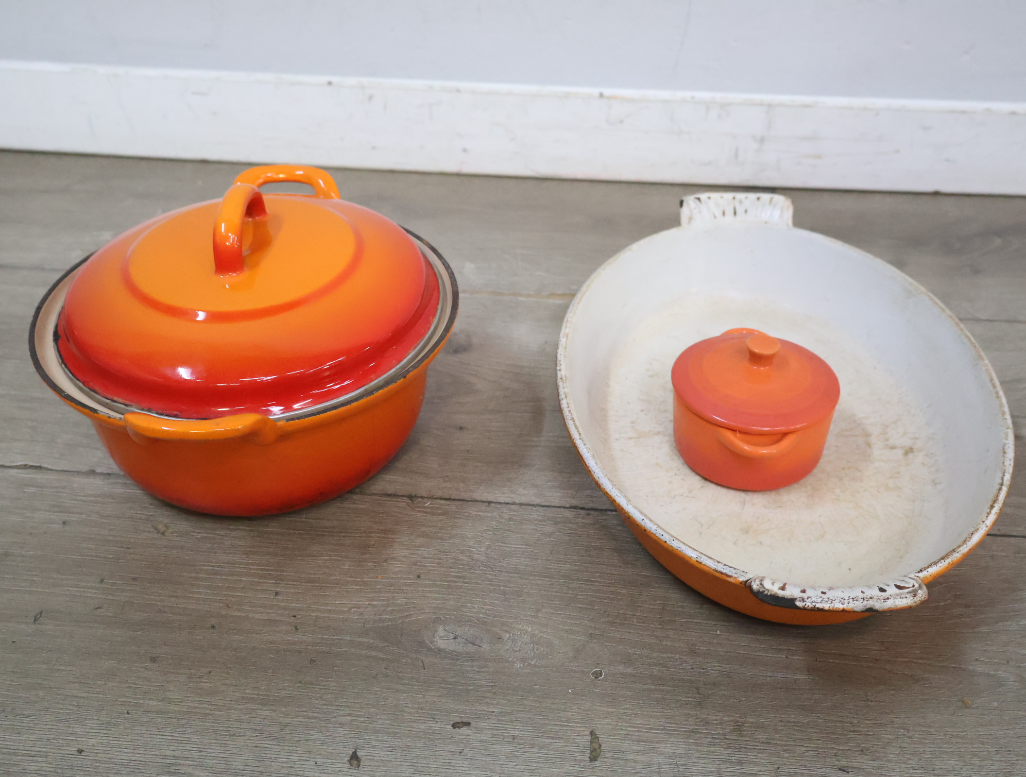 Klassieke Vintage Oranje geëmailleerde pannenset'' – foto 4 – kavel bij GSD Auctions, Zoeterwoude