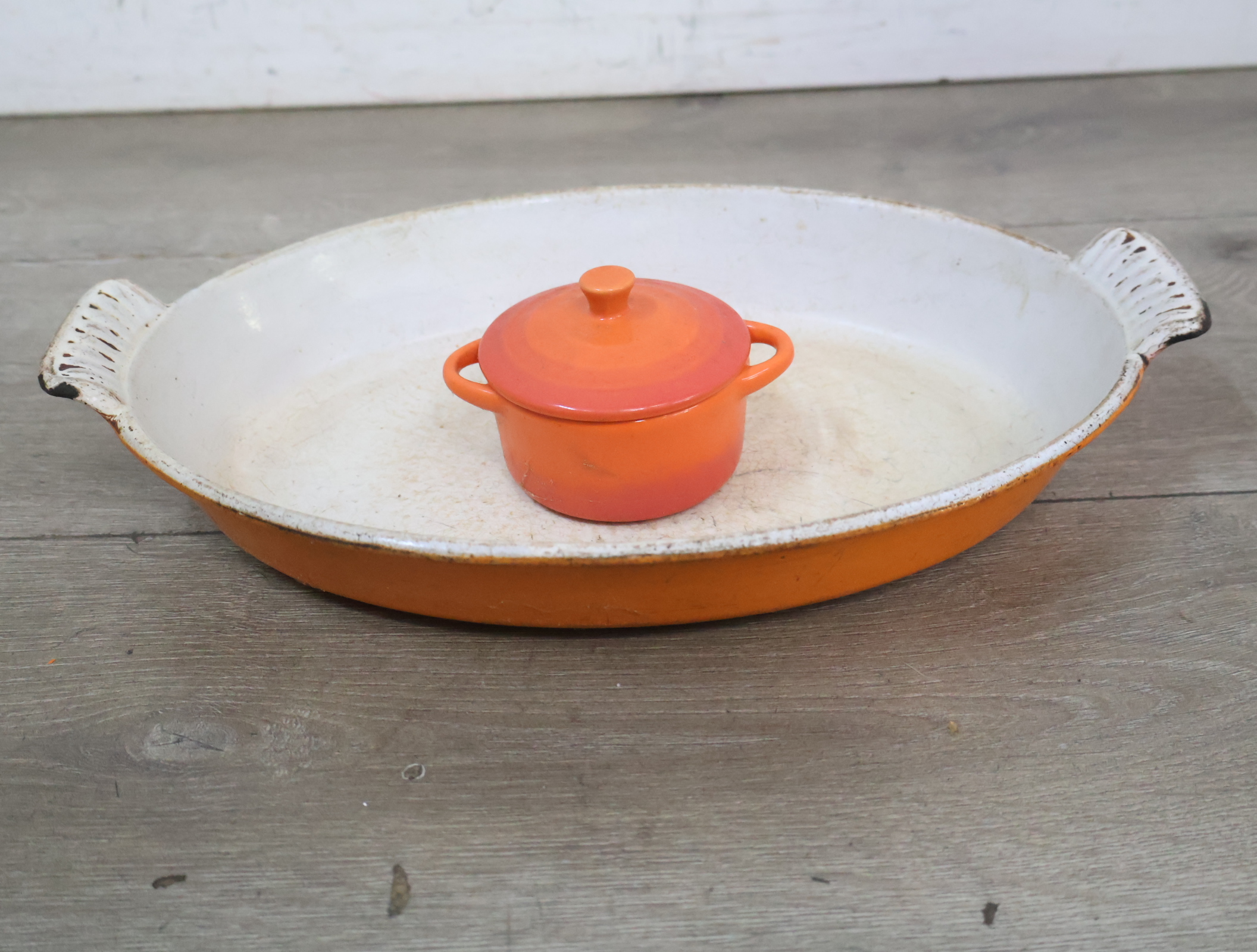 Klassieke Vintage Oranje geëmailleerde pannenset'' – foto 6 – kavel bij GSD Auctions, Zoeterwoude
