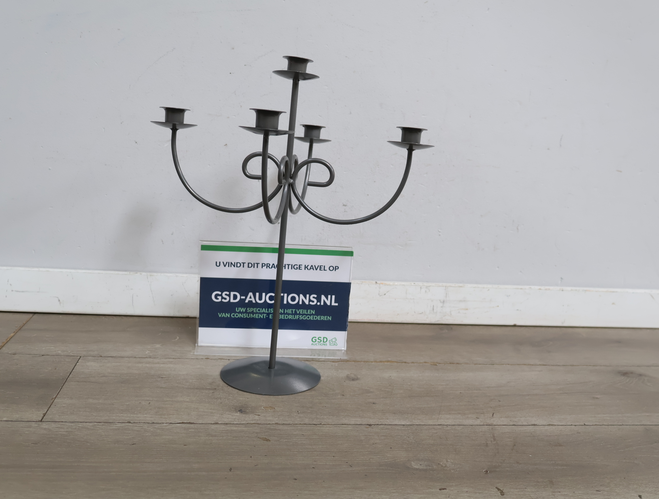 Zwarte metalen kandelaar met vijf armen'' – kavel bij GSD Auctions, Zoeterwoude