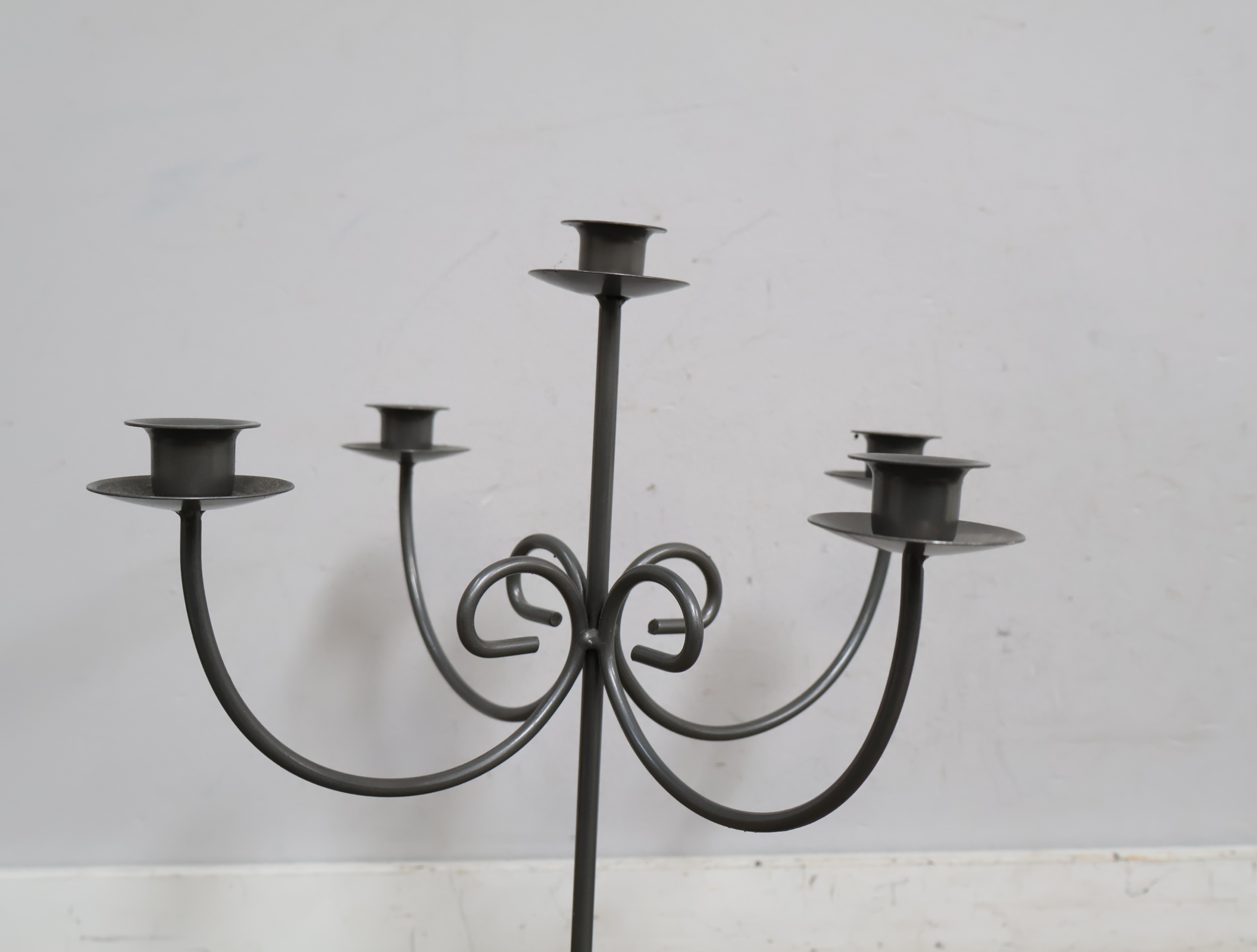 Zwarte metalen kandelaar met vijf armen'' – foto 3 – kavel bij GSD Auctions, Zoeterwoude