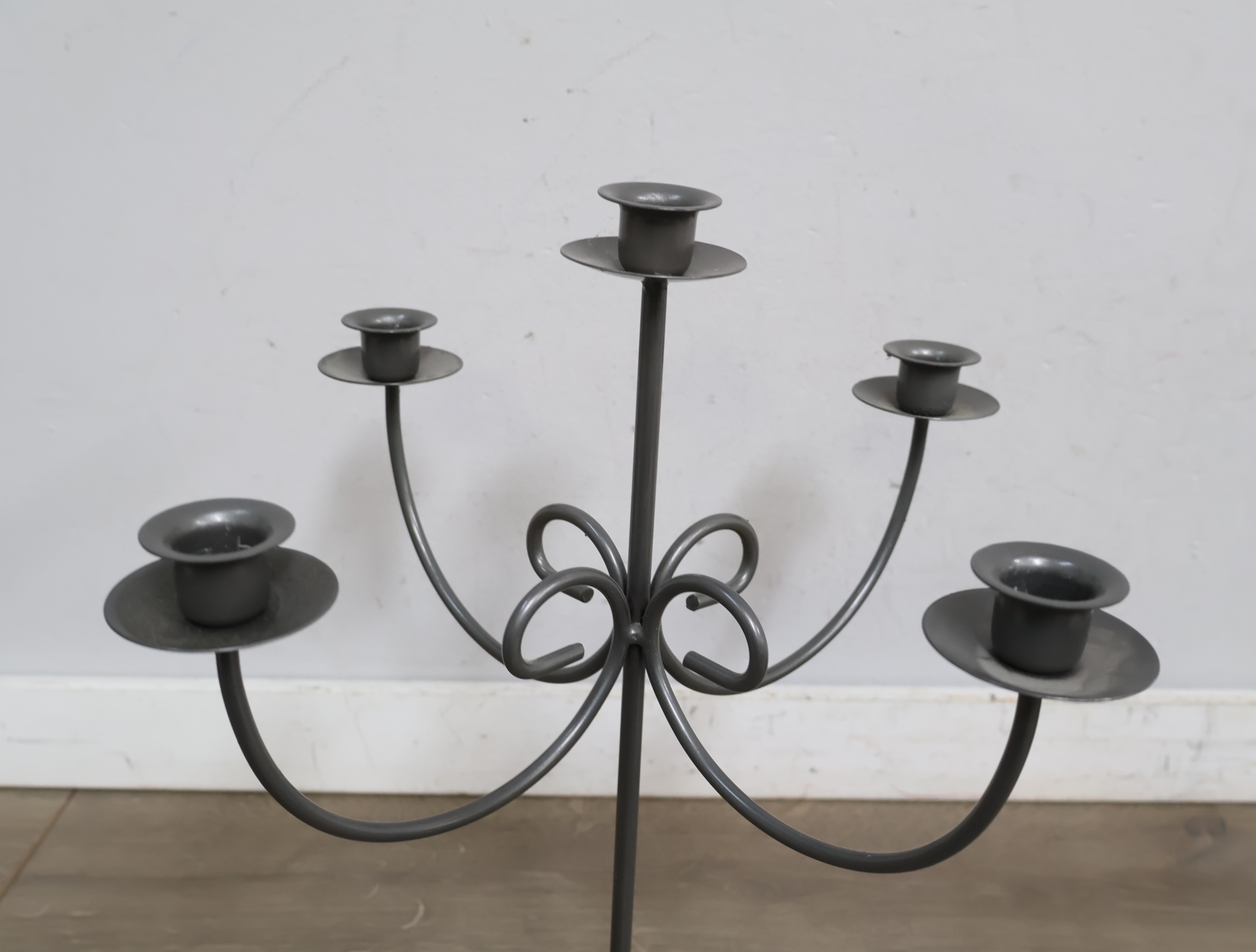 Zwarte metalen kandelaar met vijf armen'' – foto 4 – kavel bij GSD Auctions, Zoeterwoude