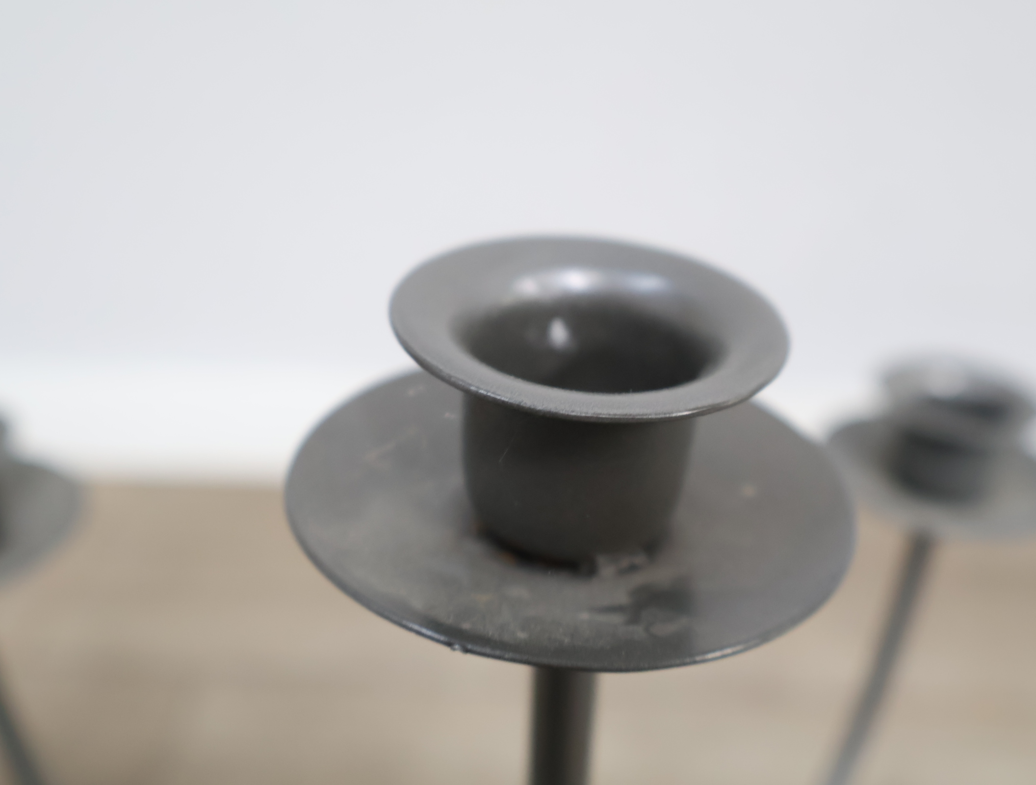 Zwarte metalen kandelaar met vijf armen'' – foto 6 – kavel bij GSD Auctions, Zoeterwoude