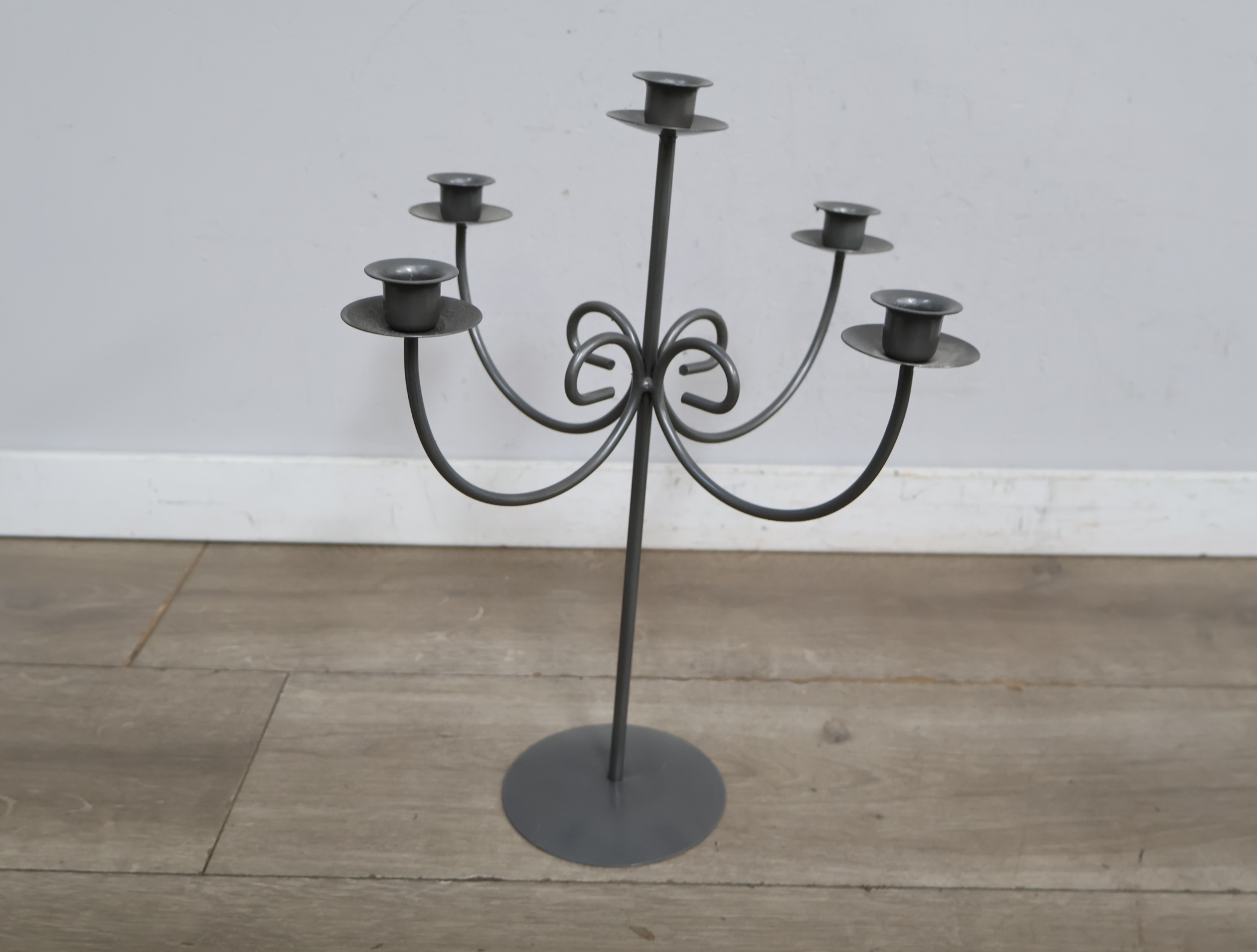 Zwarte metalen kandelaar met vijf armen'' – foto 7 – kavel bij GSD Auctions, Zoeterwoude