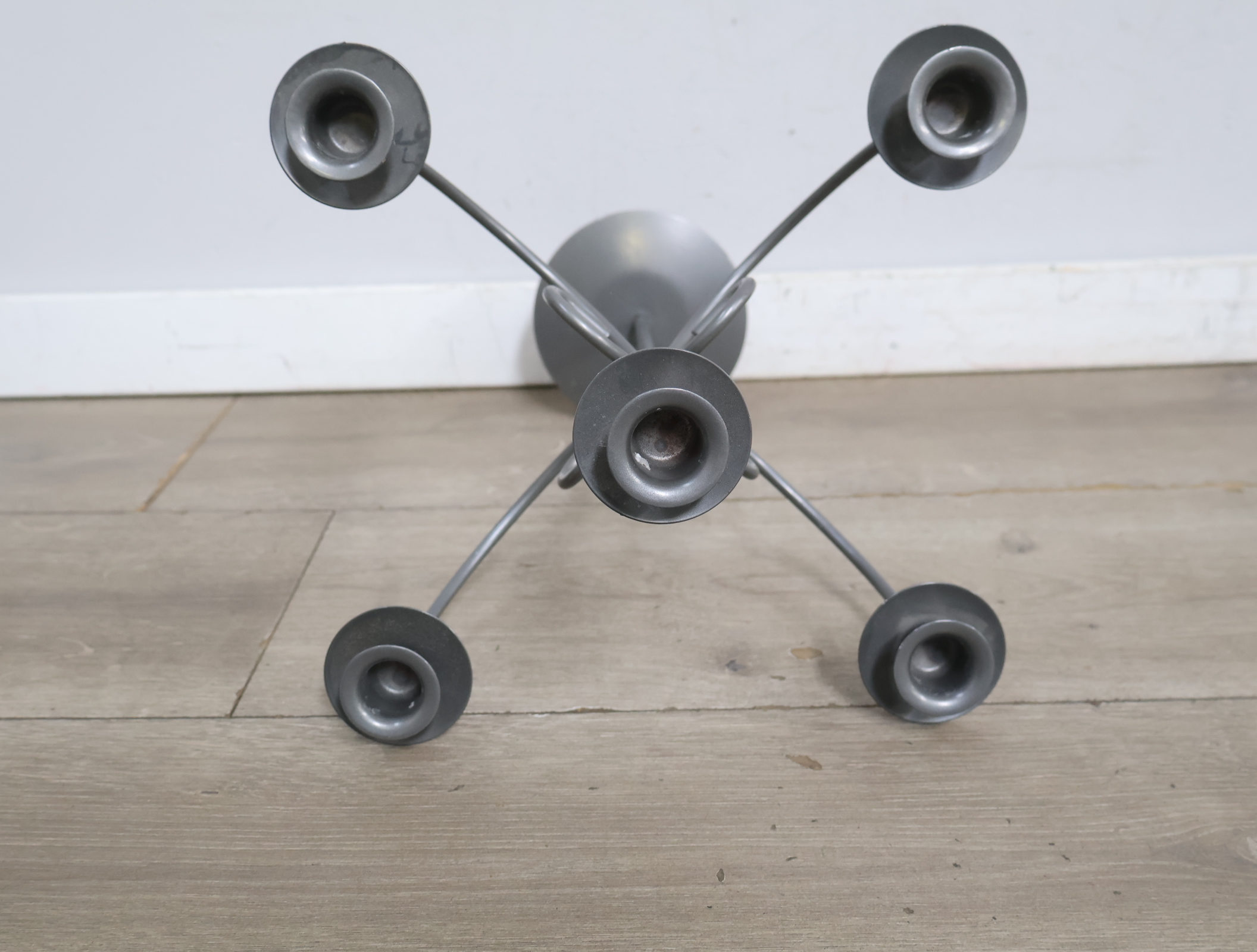 Zwarte metalen kandelaar met vijf armen'' – foto 8 – kavel bij GSD Auctions, Zoeterwoude