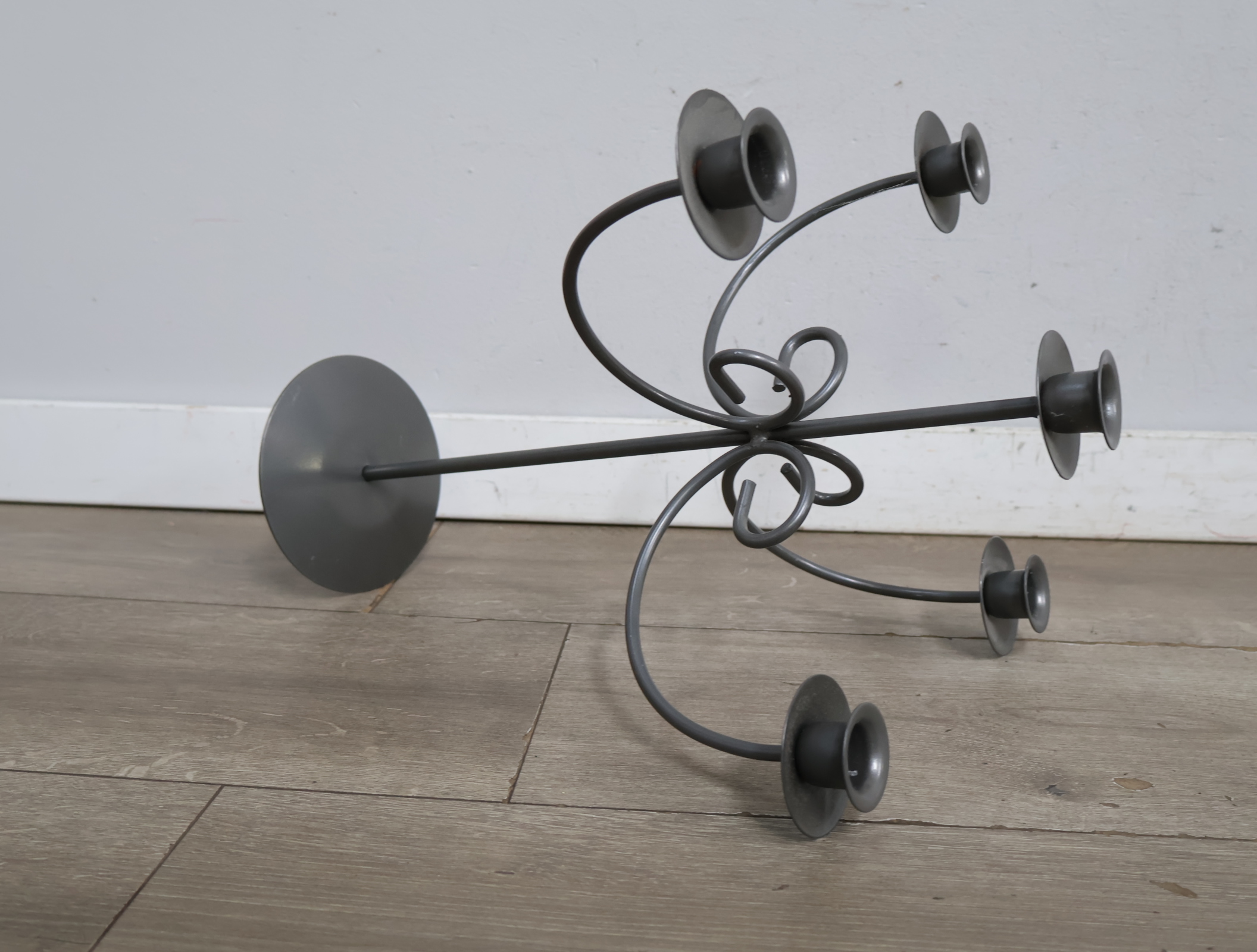 Zwarte metalen kandelaar met vijf armen'' – foto 9 – kavel bij GSD Auctions, Zoeterwoude