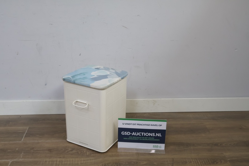 Wasmand met gestoffeerde zitting'' – kavel bij GSD Auctions, Zoeterwoude