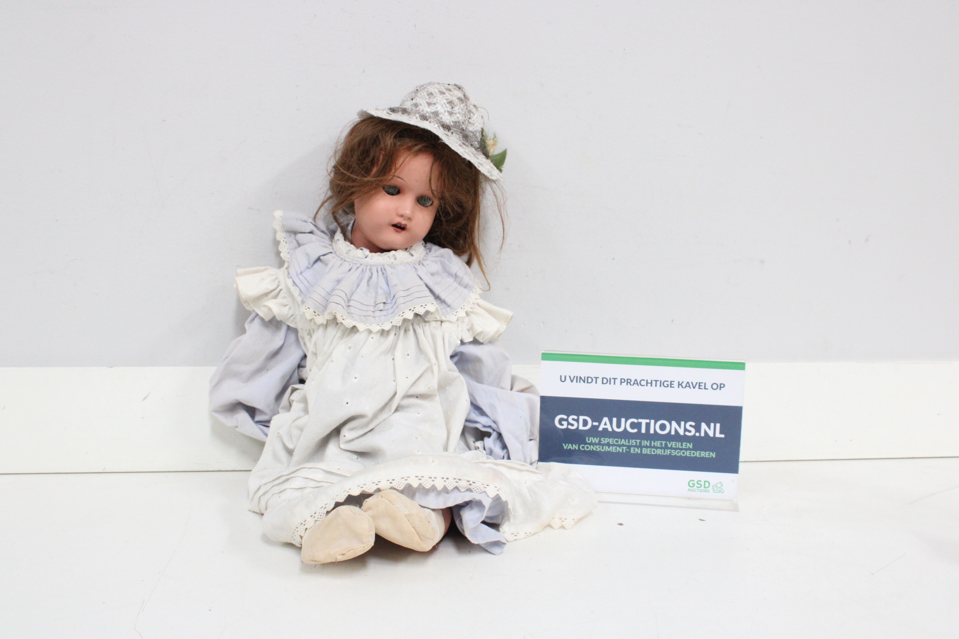 Vintage pop met jurk en hoed'' – foto 2 – kavel bij GSD Auctions, Zoeterwoude