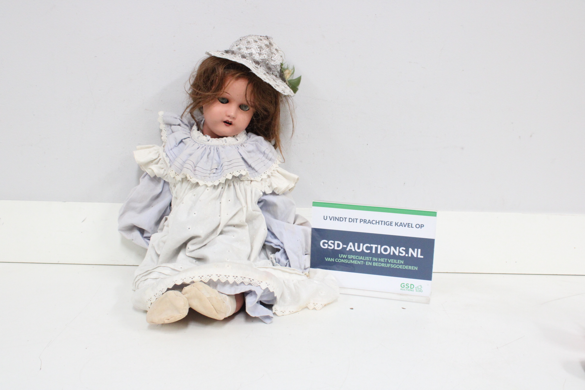Vintage pop met jurk en hoed'' – foto 3 – kavel bij GSD Auctions, Zoeterwoude
