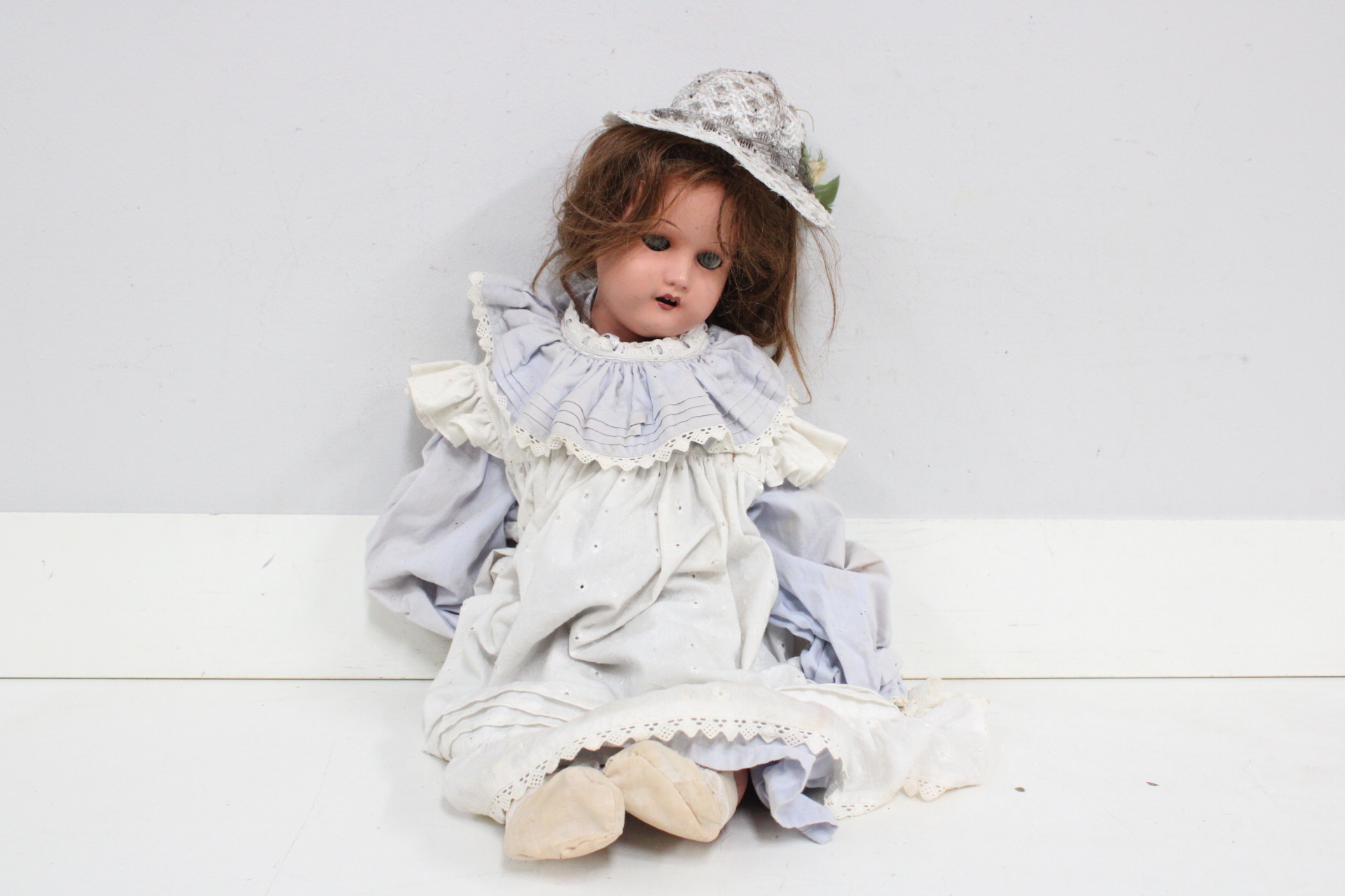 Vintage pop met jurk en hoed'' – foto 4 – kavel bij GSD Auctions, Zoeterwoude
