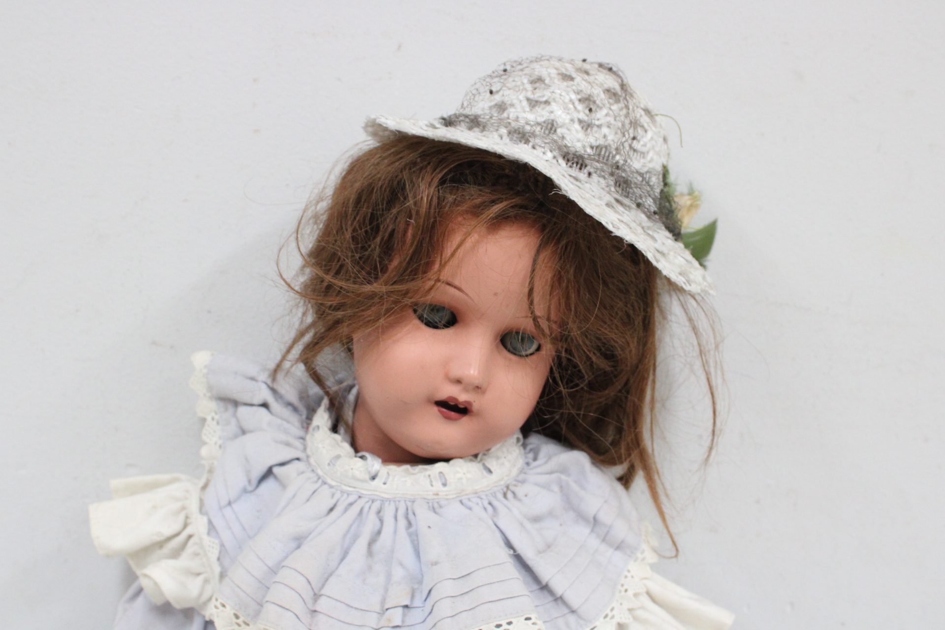 Vintage pop met jurk en hoed'' – foto 5 – kavel bij GSD Auctions, Zoeterwoude