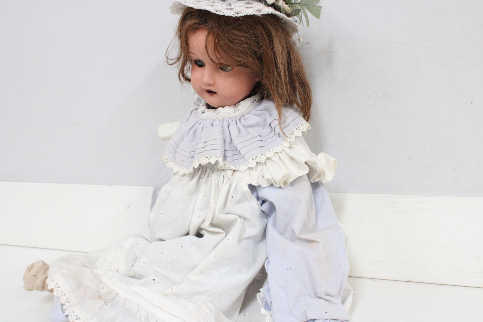 Vintage pop met jurk en hoed'' – foto 9 – kavel bij GSD Auctions, Zoeterwoude