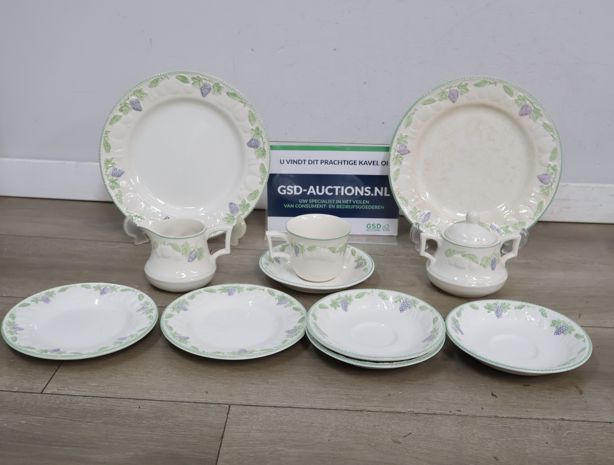 Set servies met druivenpatroon'' – kavel bij GSD Auctions, Zoeterwoude