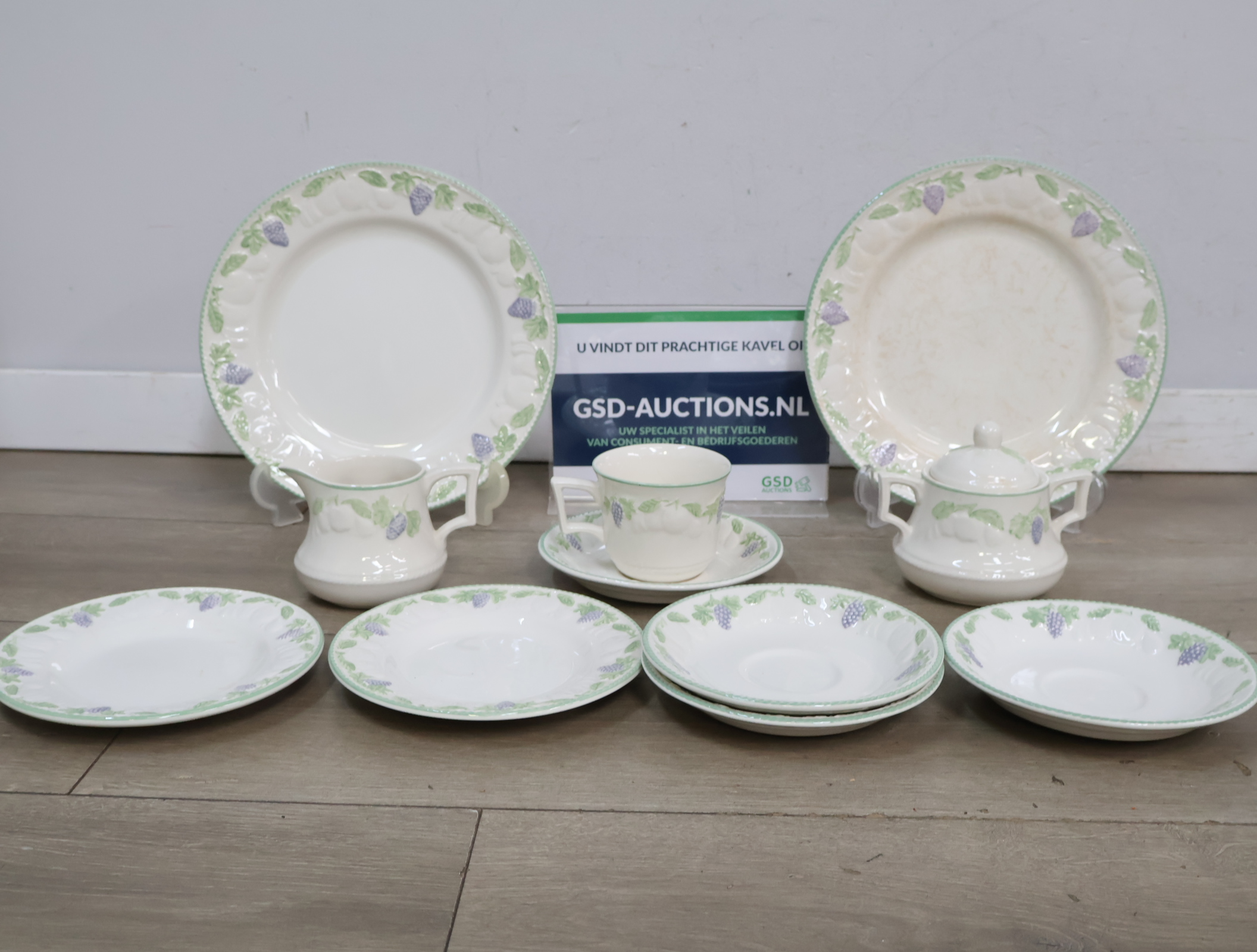 Set servies met druivenpatroon'' – foto 2 – kavel bij GSD Auctions, Zoeterwoude