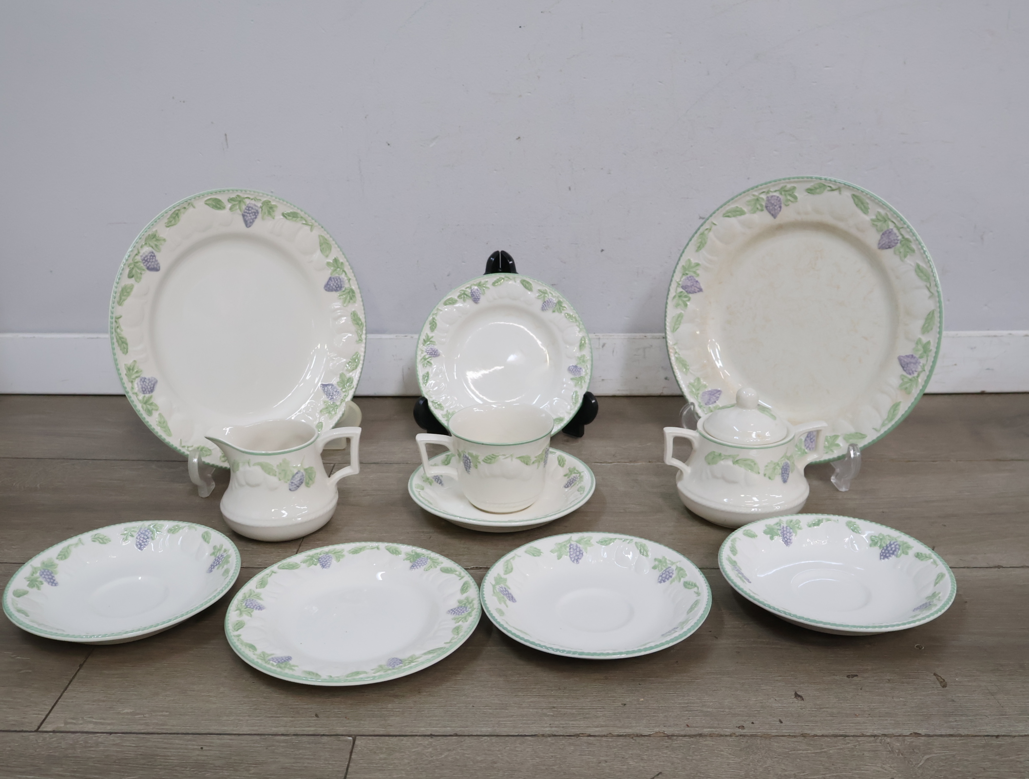 Set servies met druivenpatroon'' – foto 3 – kavel bij GSD Auctions, Zoeterwoude